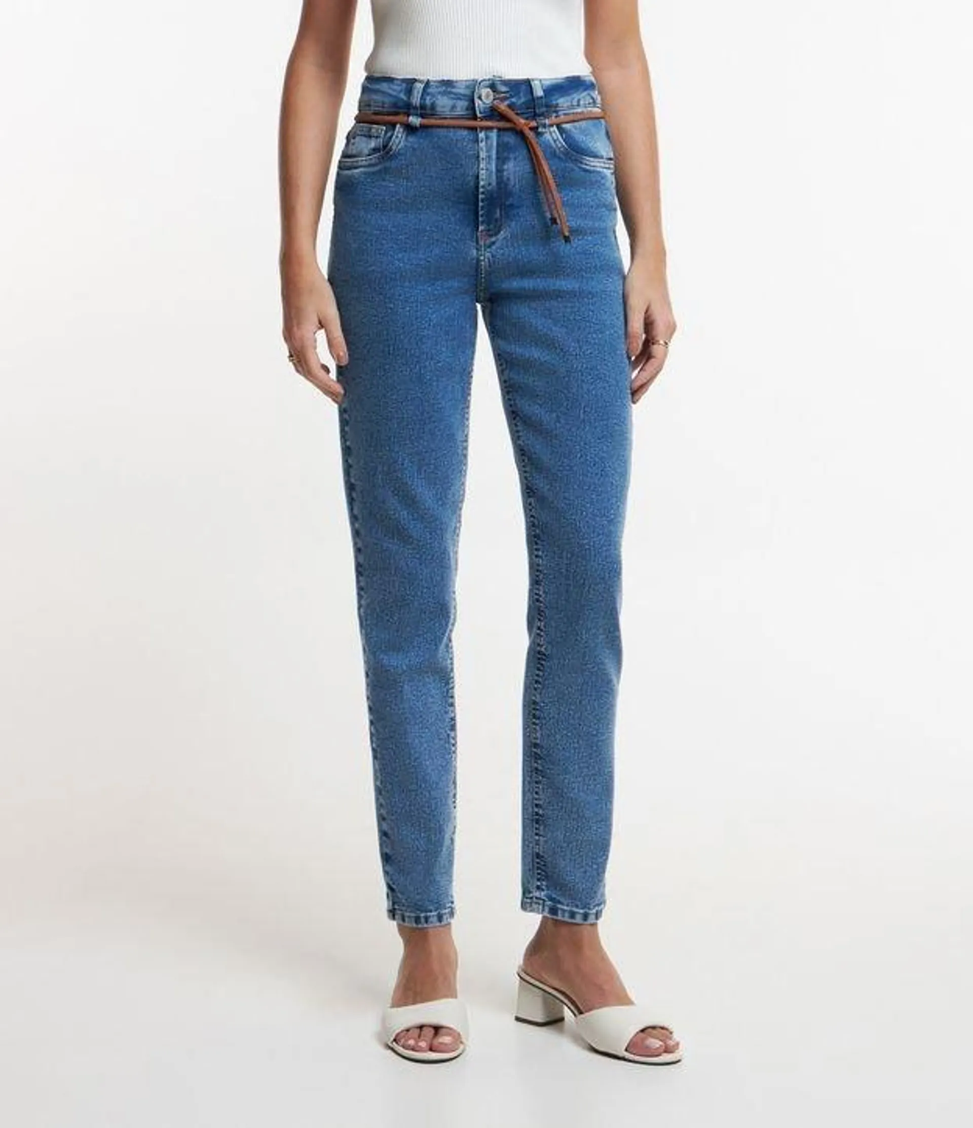 Calça Mom em Jeans com Cinto Fino para Amarração Azul