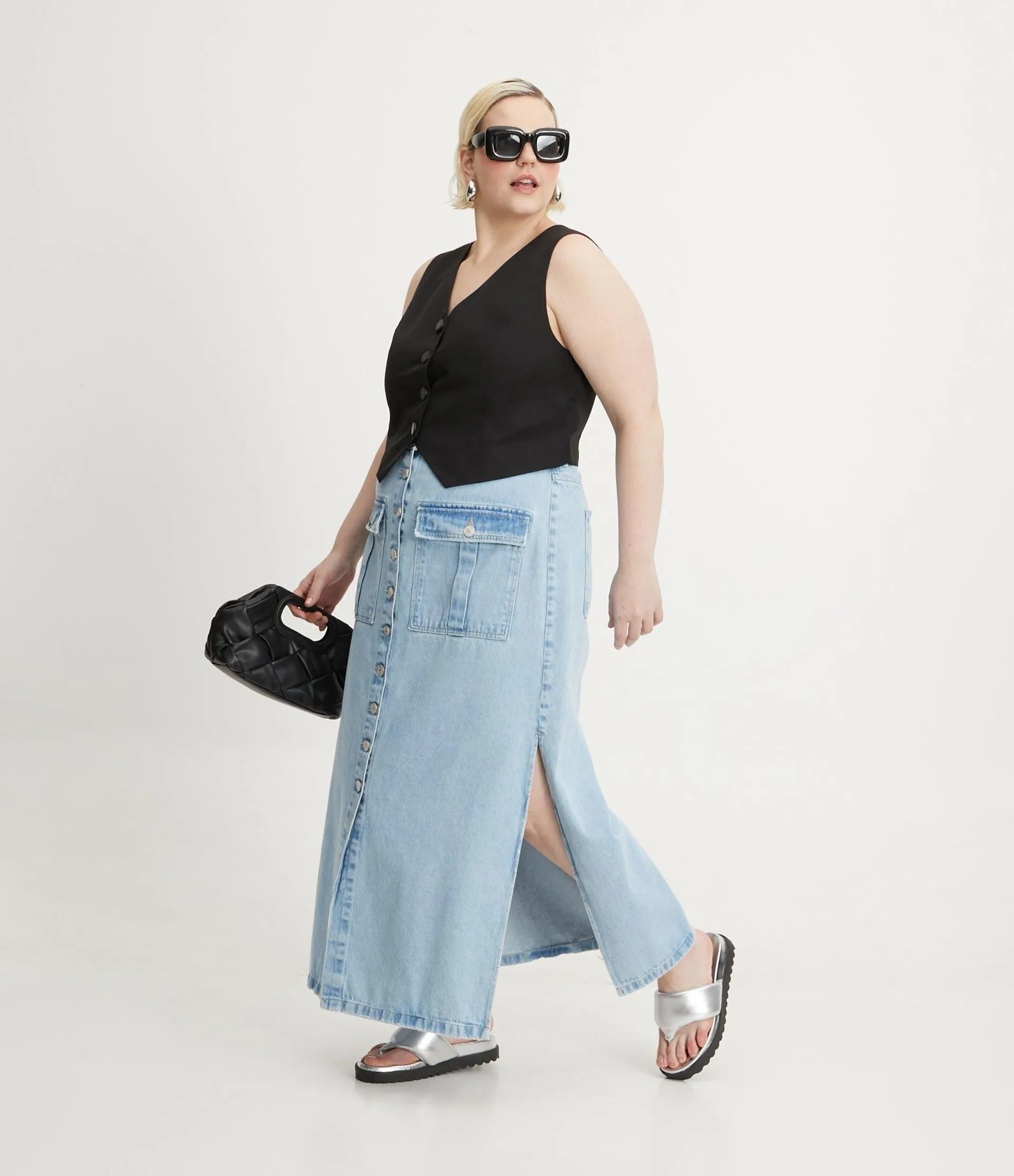 Saia Midi Jeans com Abotoamento Frontal e Bolsos Grandes Curve & Plus Size Azul