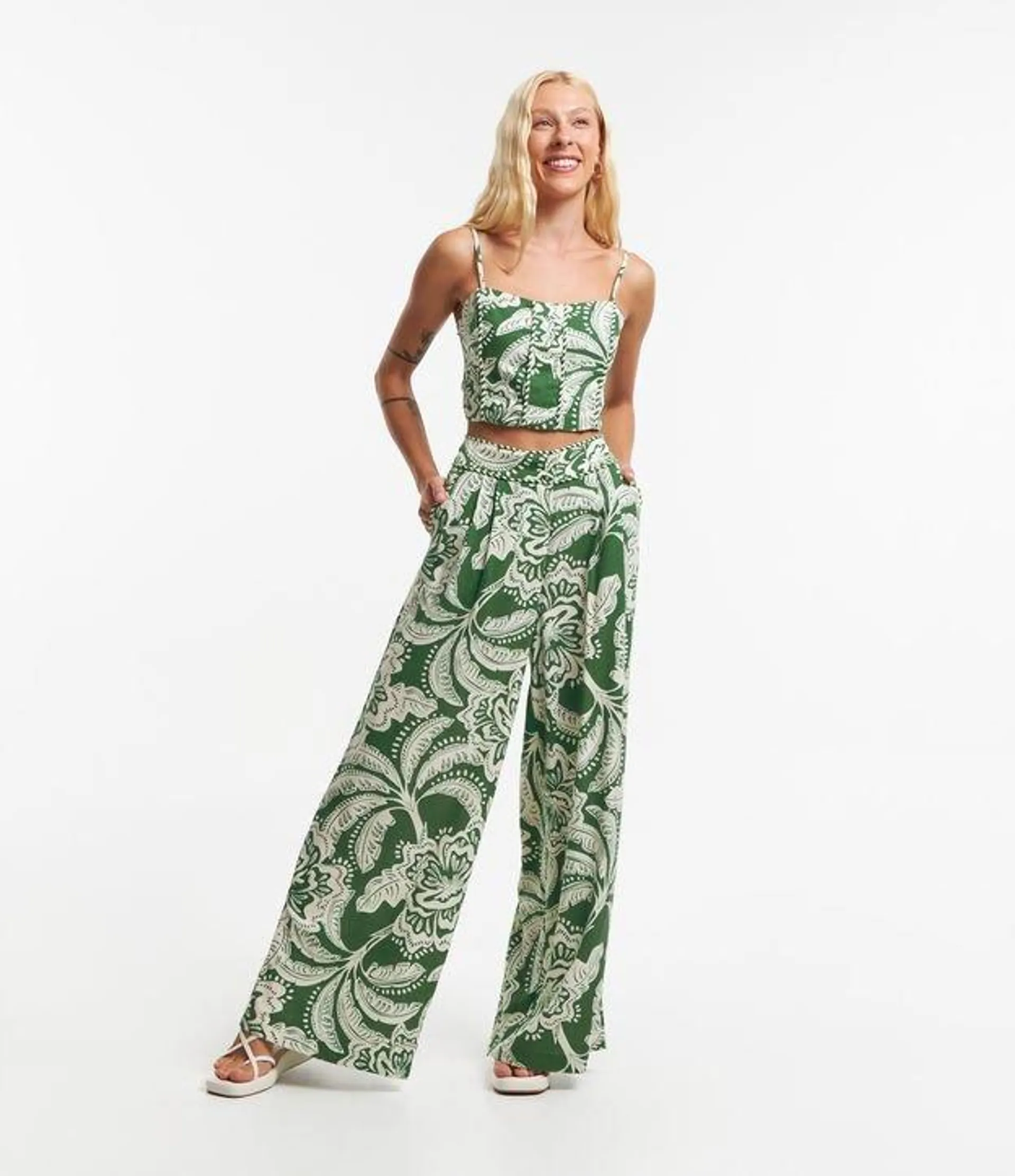 Calça Pantalona em Viscolinho com Estampa Floral e Pregas Verde