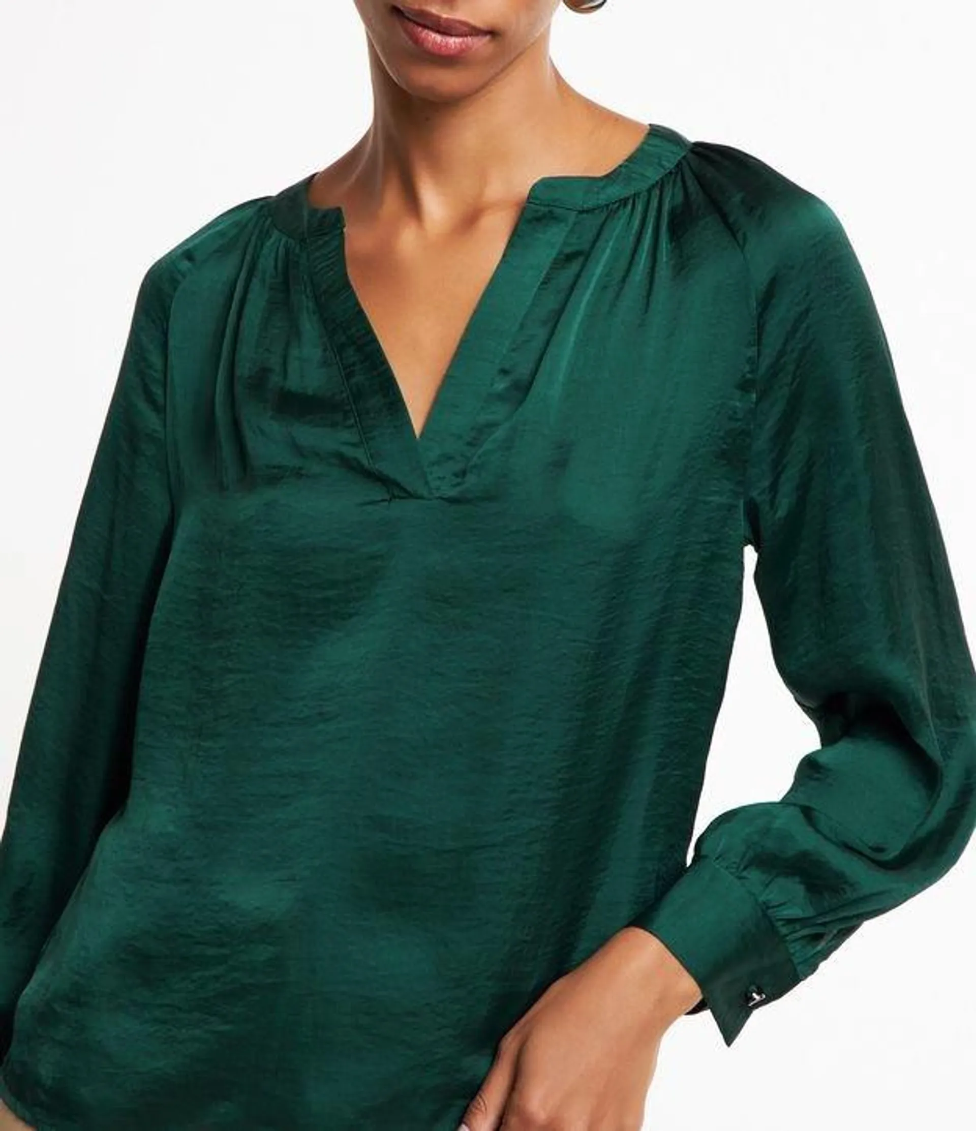 Blusa em Tecido Acetinado com Decote V e Punhos Reforçados Verde