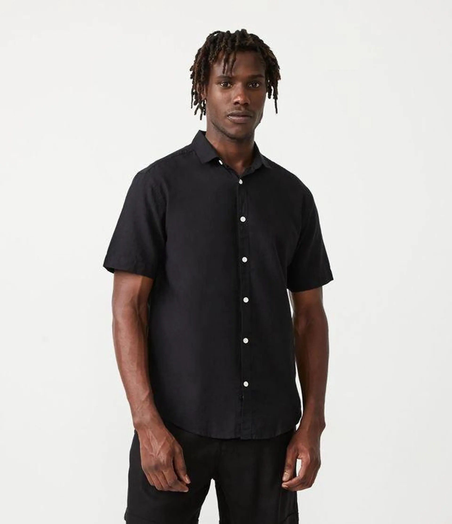 Camisa Comfort Básica em Linho com Manga Curta Preto