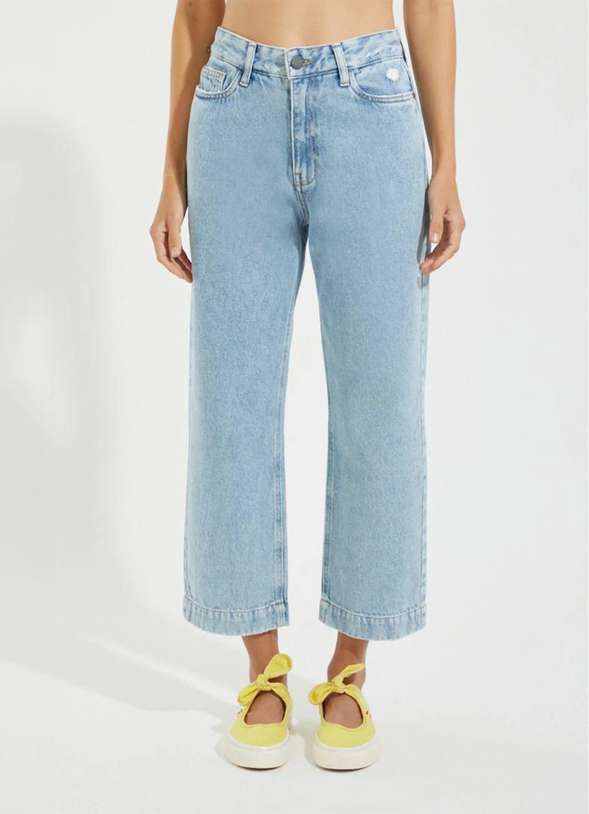 Calça jeans reta cropped destroyed jeans