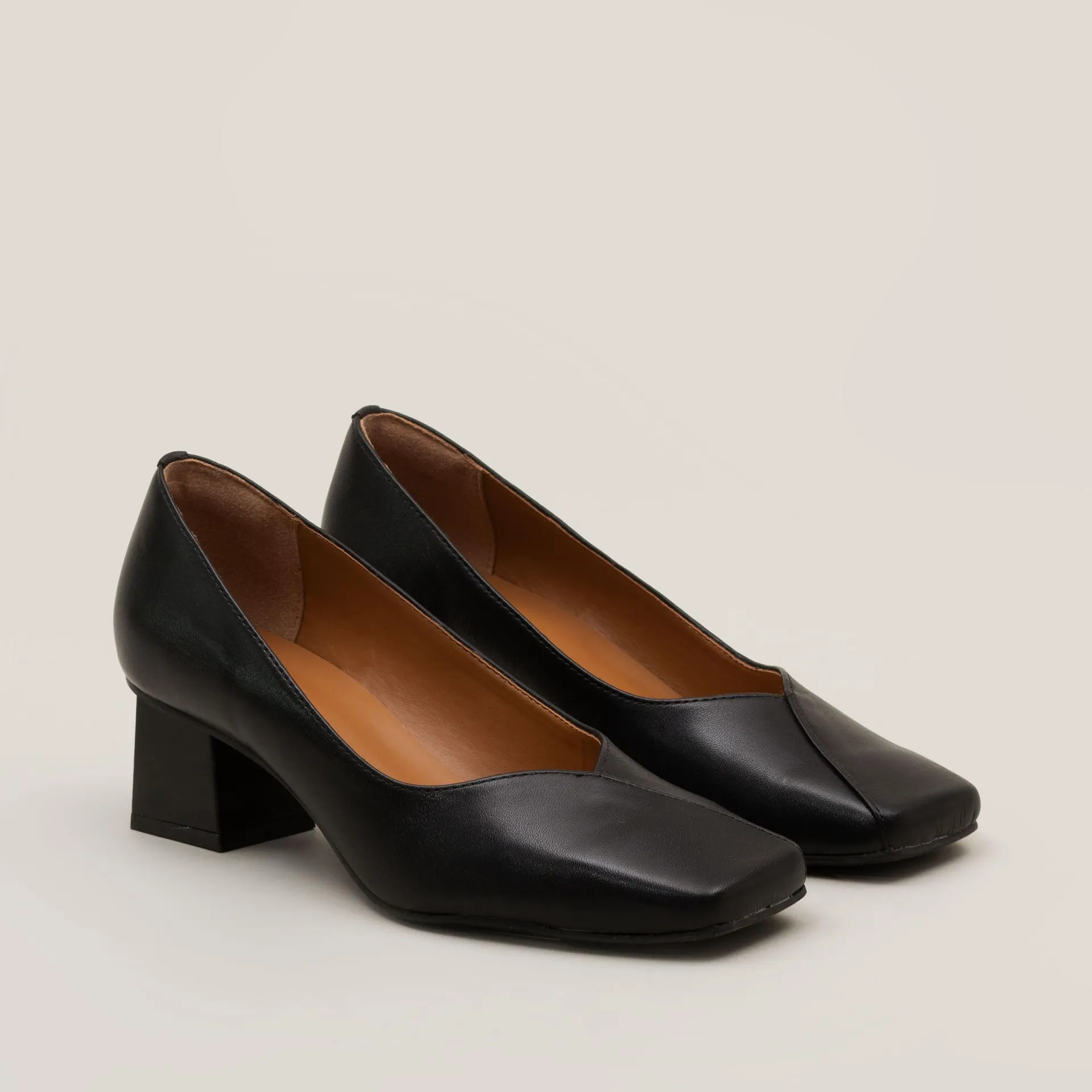 Scarpin em couro - PRETA