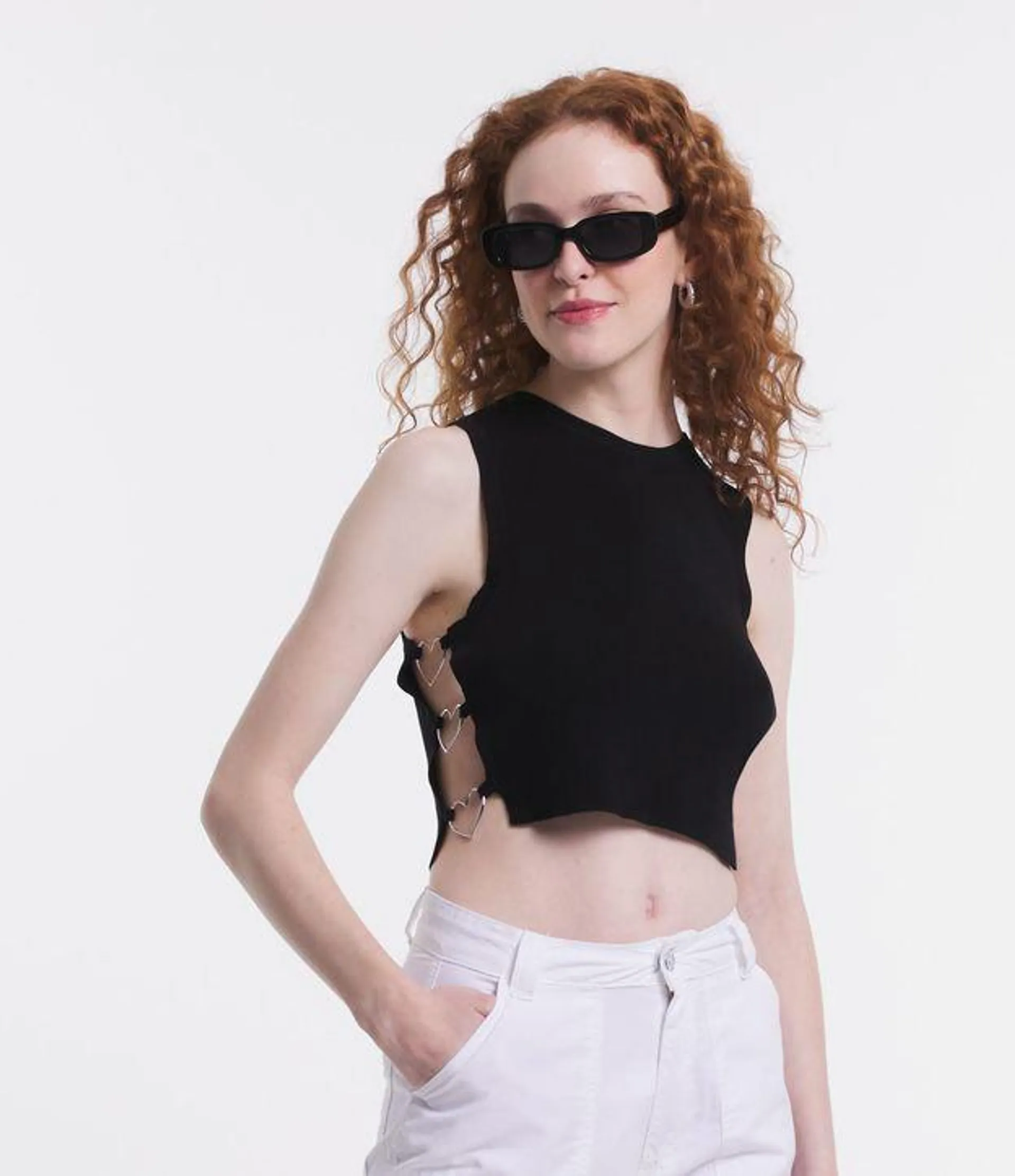Blusa sem Manga Cropped em Tricô com Corações de Metal na Lateral Preto