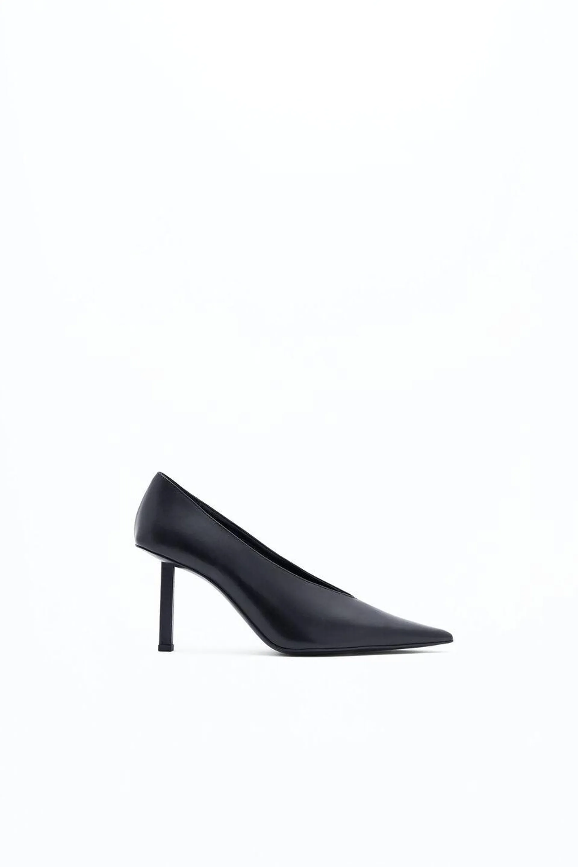 High pointed toe pumps with a v-shaped décolleté.