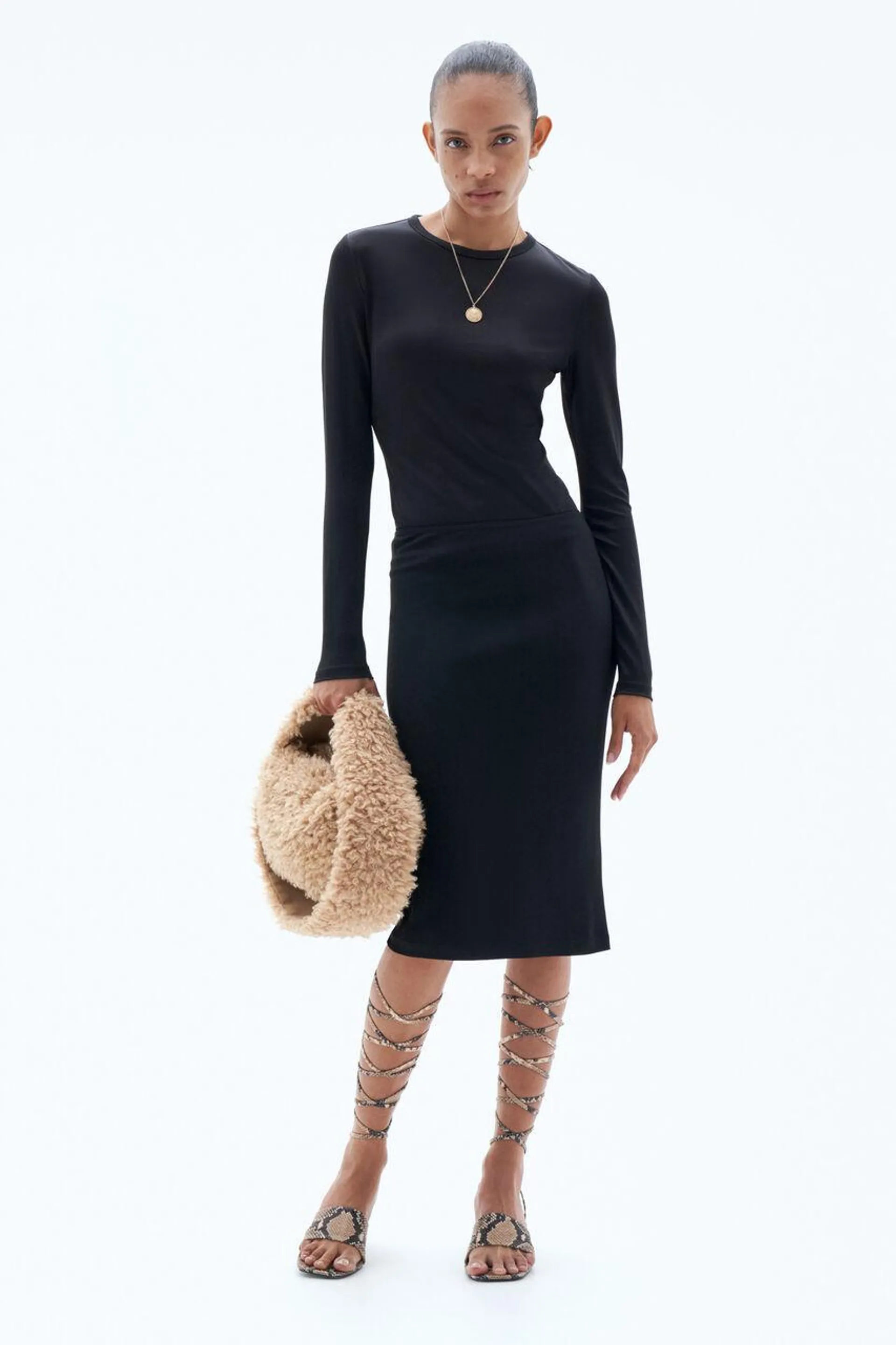 Slim, straight fiting skirt in Italian crepe jersey. Tuck in a slim top for a sleek silhouette.