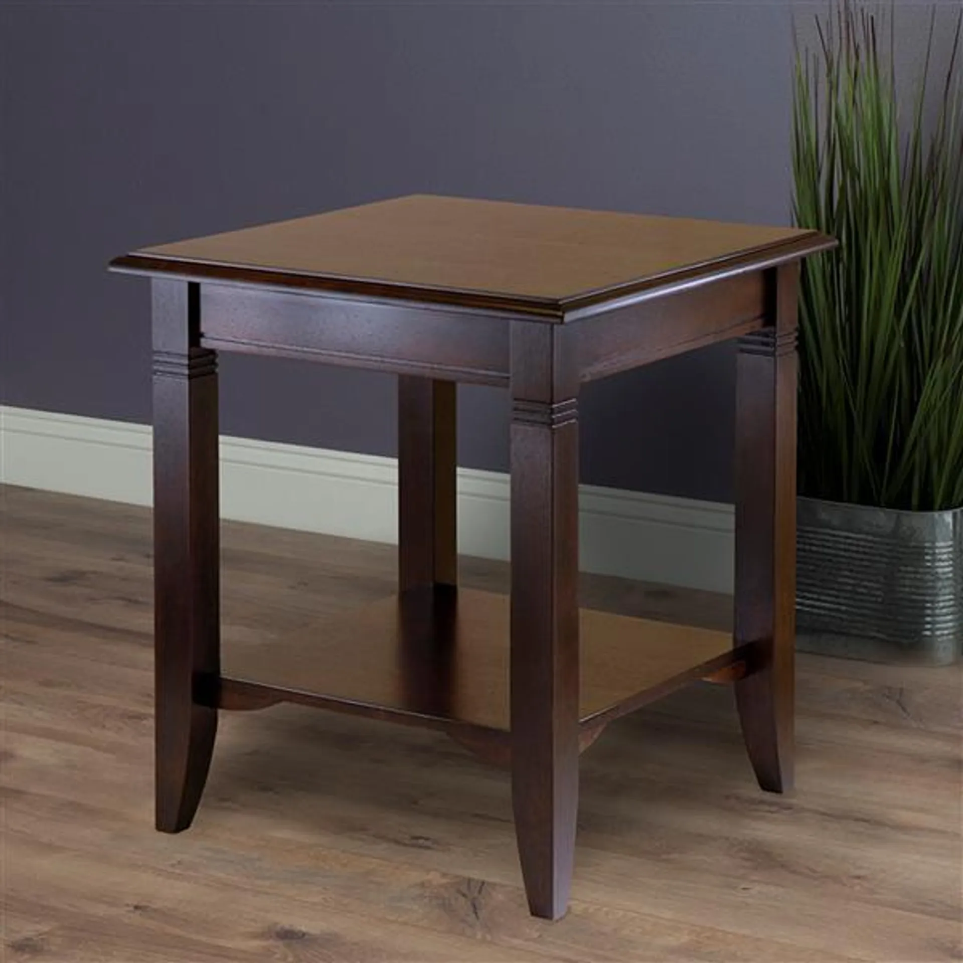 Table Nolan, 20 po x 21,97 po, bois, noyer