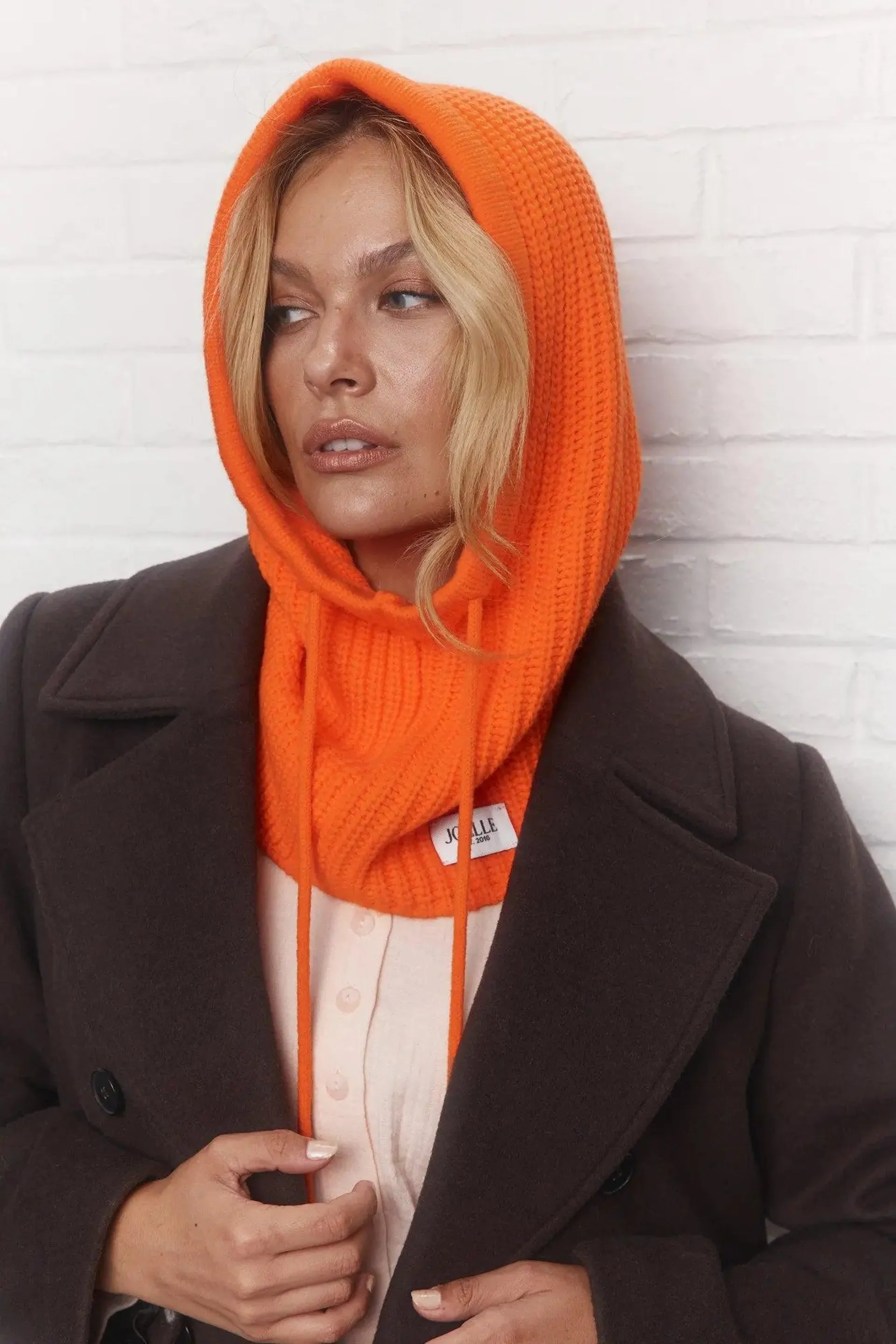 Effie | Cagoule orange en tricot