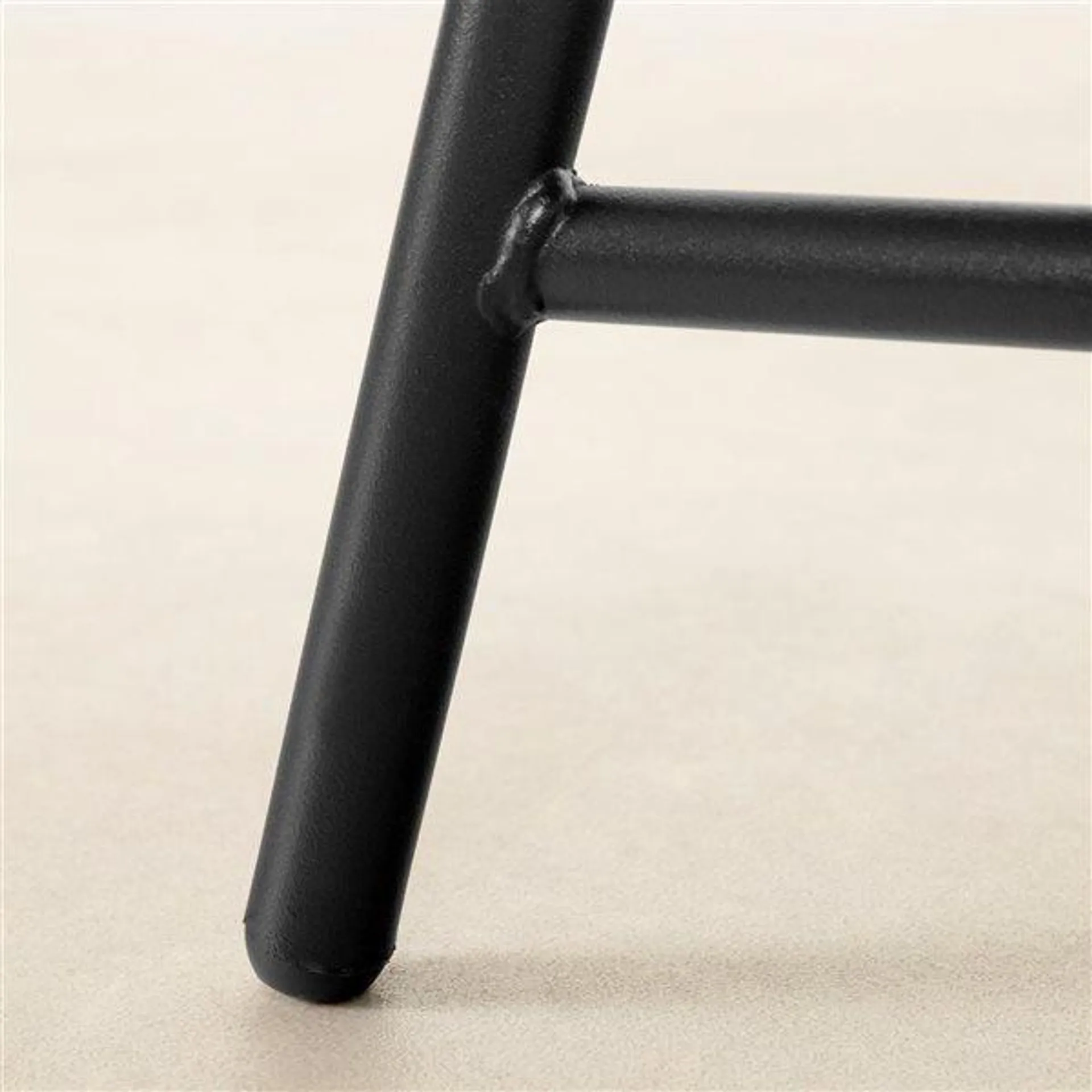 Table basse moderne ovale Mezzy de South Shore 24 x 47 po à pieds en métal noir, acacia naturel