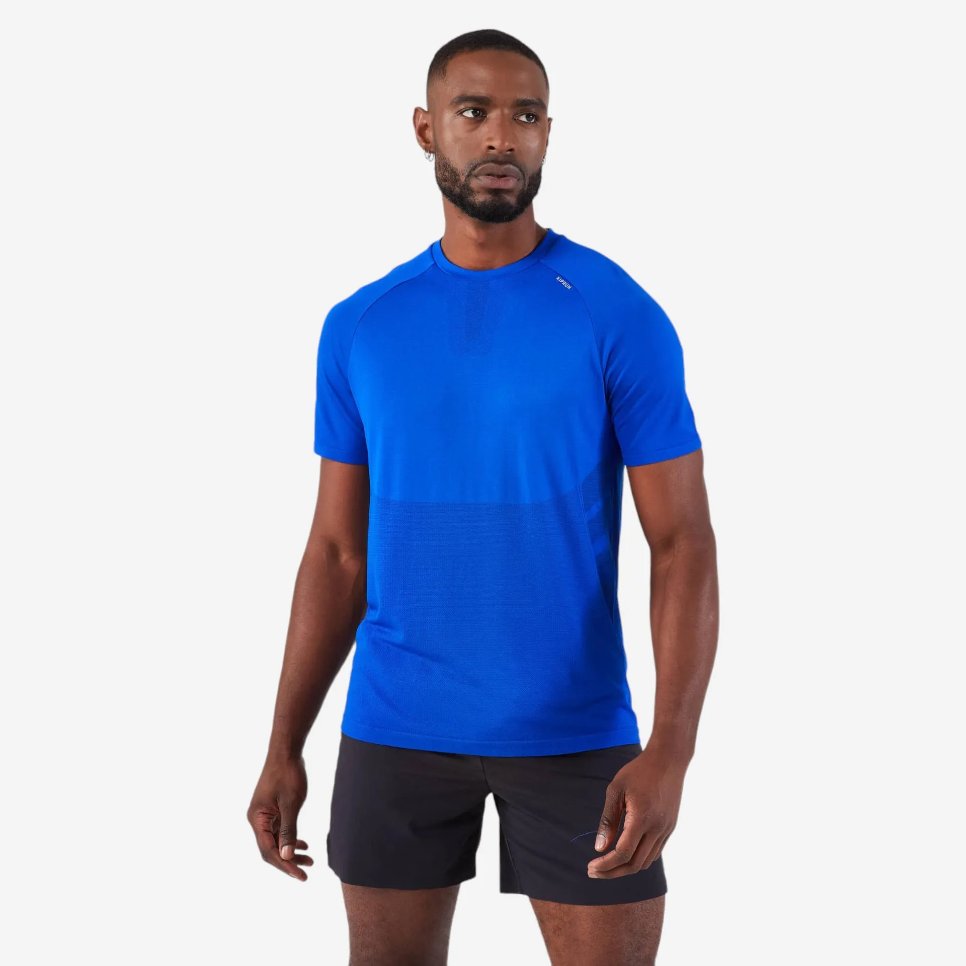 POLERA RUNNING SIN COSTURAS HOMBRE KIPRUN RUN 500 CONFORT AZUL ÍNDIGO