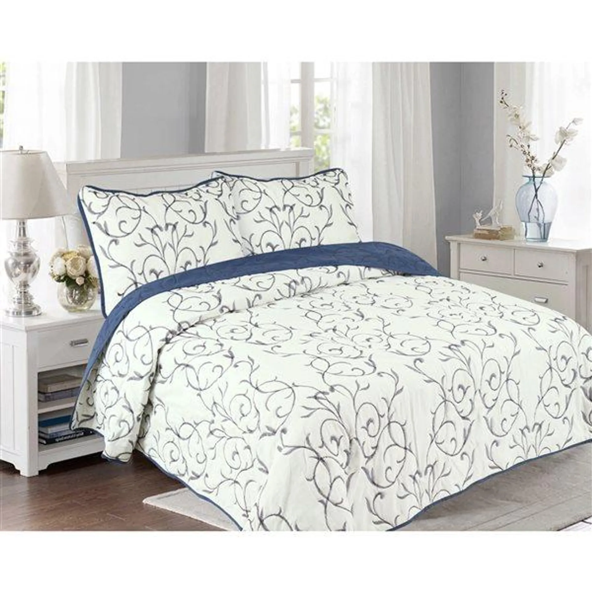 Ensemble de courtepointe florale Marina Decoration bleu marine et blanc pour très grand lit, 3 mcx