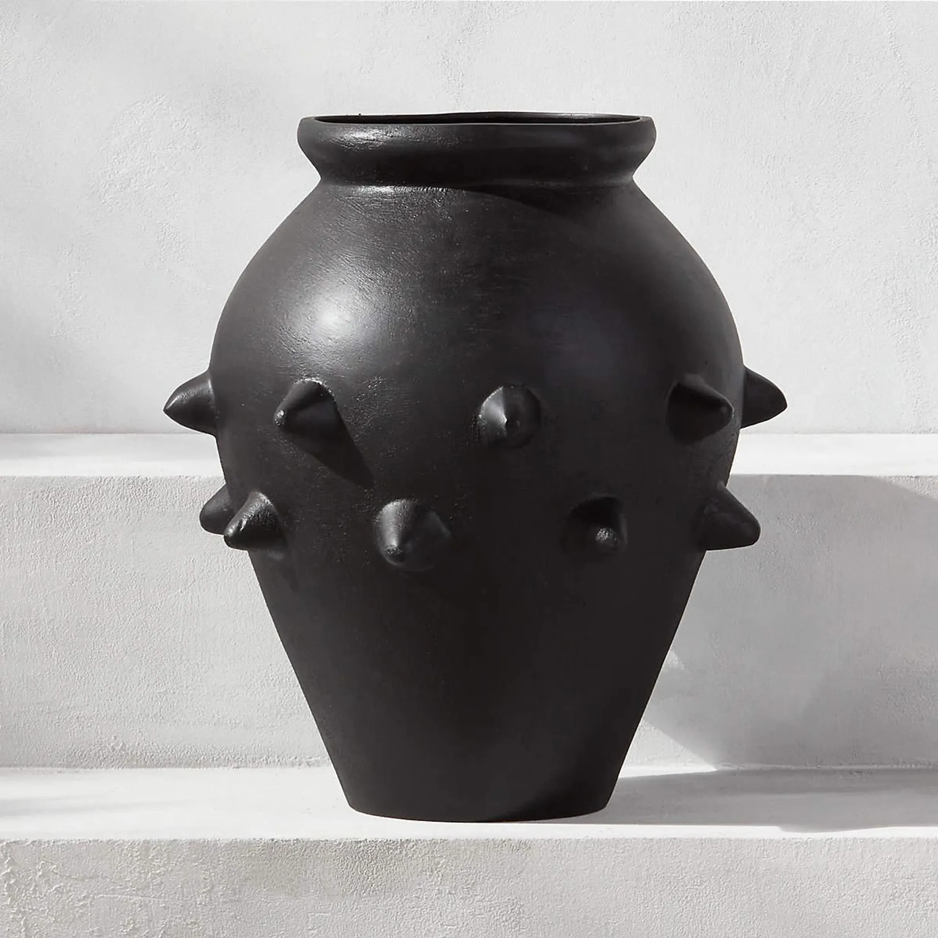 Mosi Black Cast Aluminum Outdoor Planter/Vase