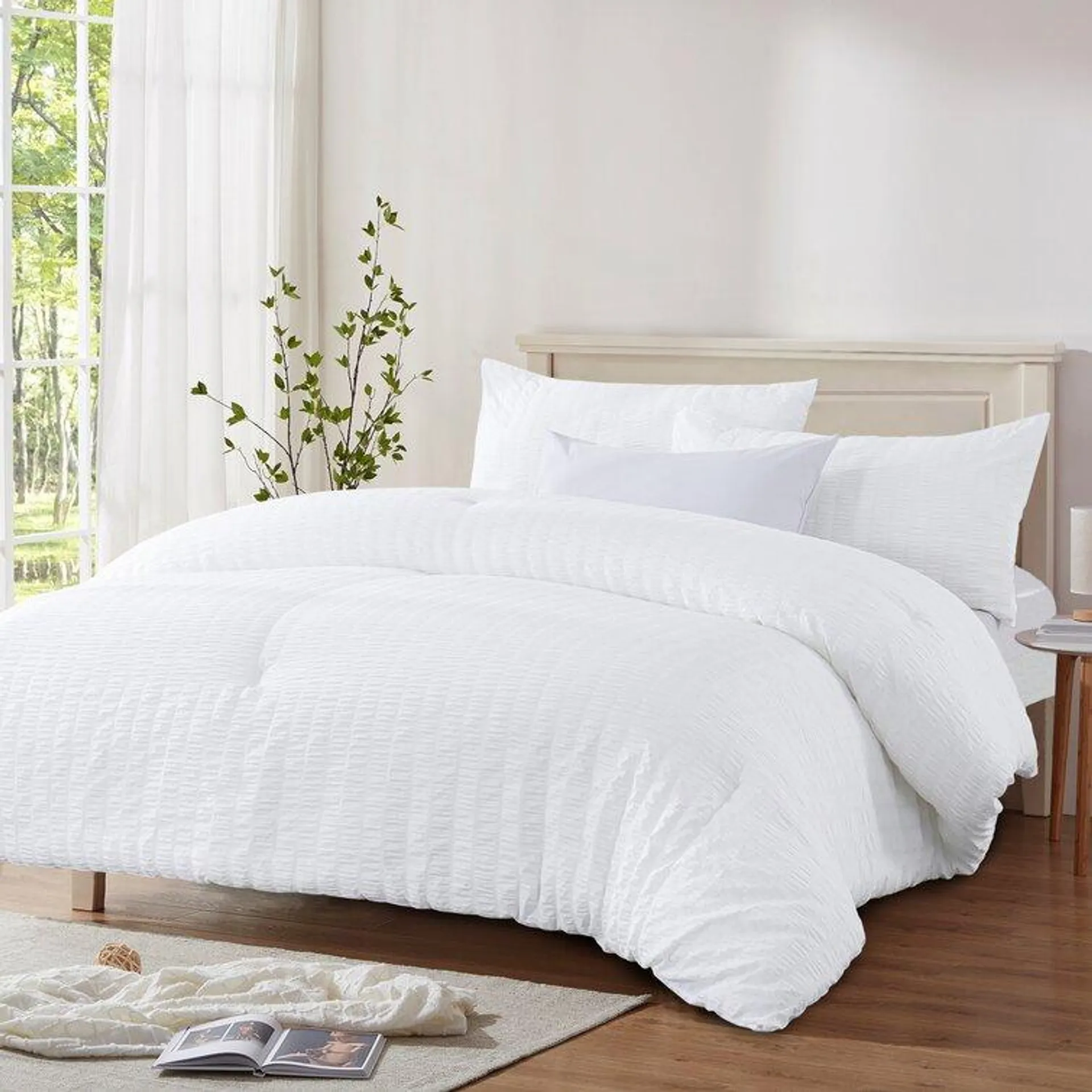 Suniya Lightweight Comforter Set