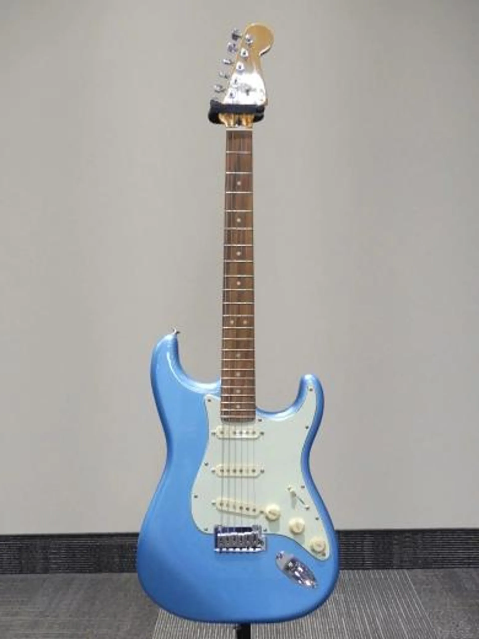 Fender - Guitare Stratocaster Player Plus, touche en Pau Ferro - Opal Spark