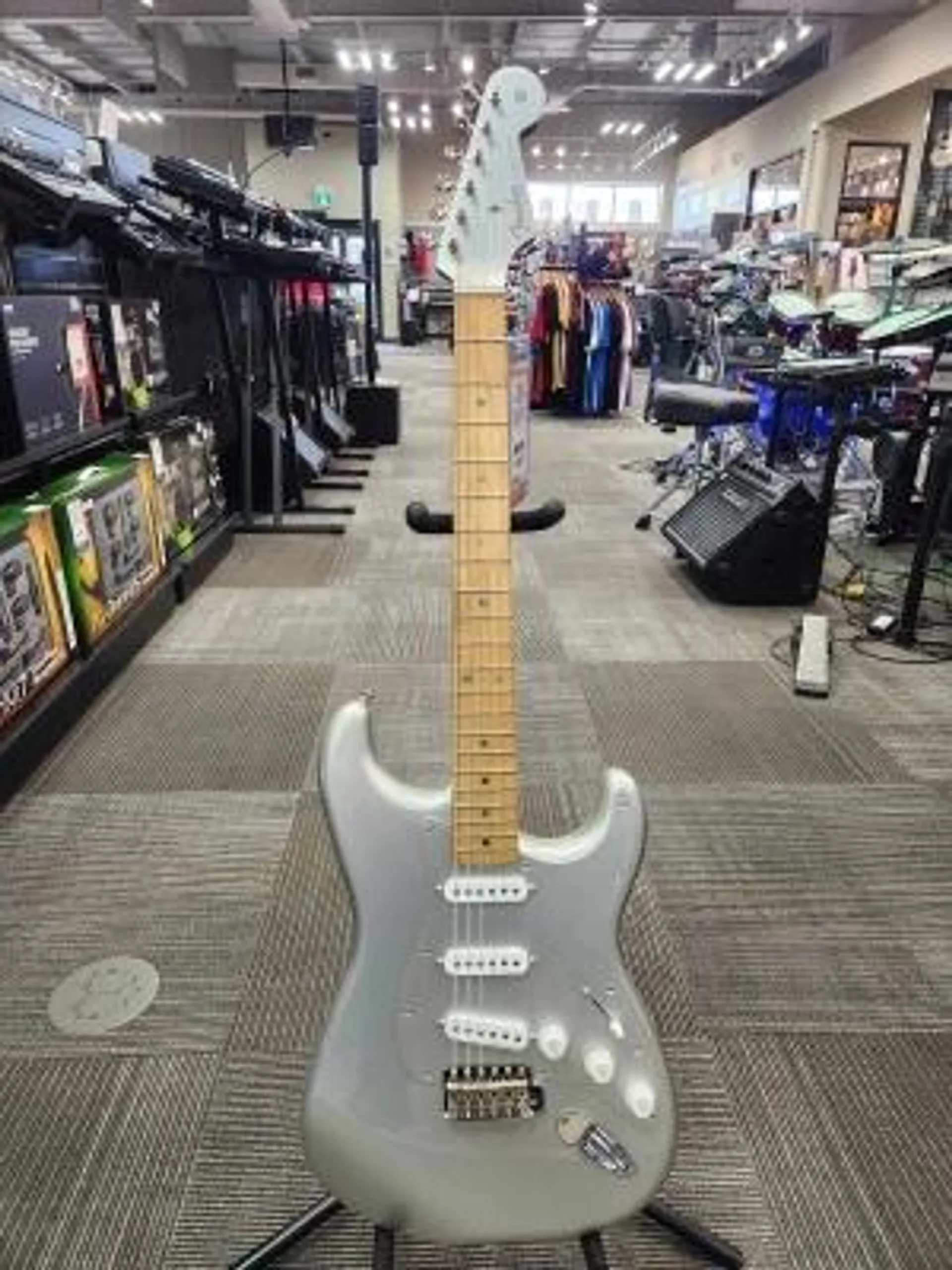 Fender - H.E.R. STRAT MN CHRM GLW