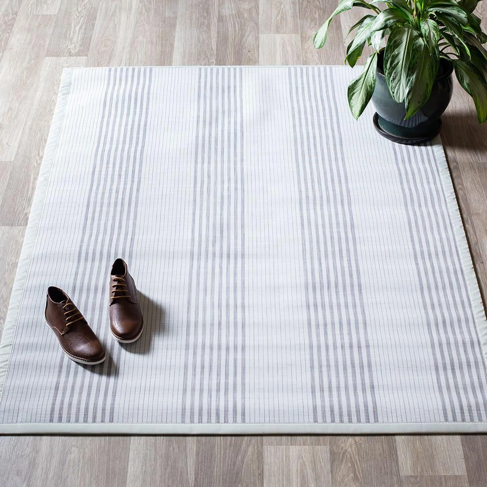 Harman Textaline 'Linen Stripe' 60"x84" Indoor-Outdoor Mat (White)