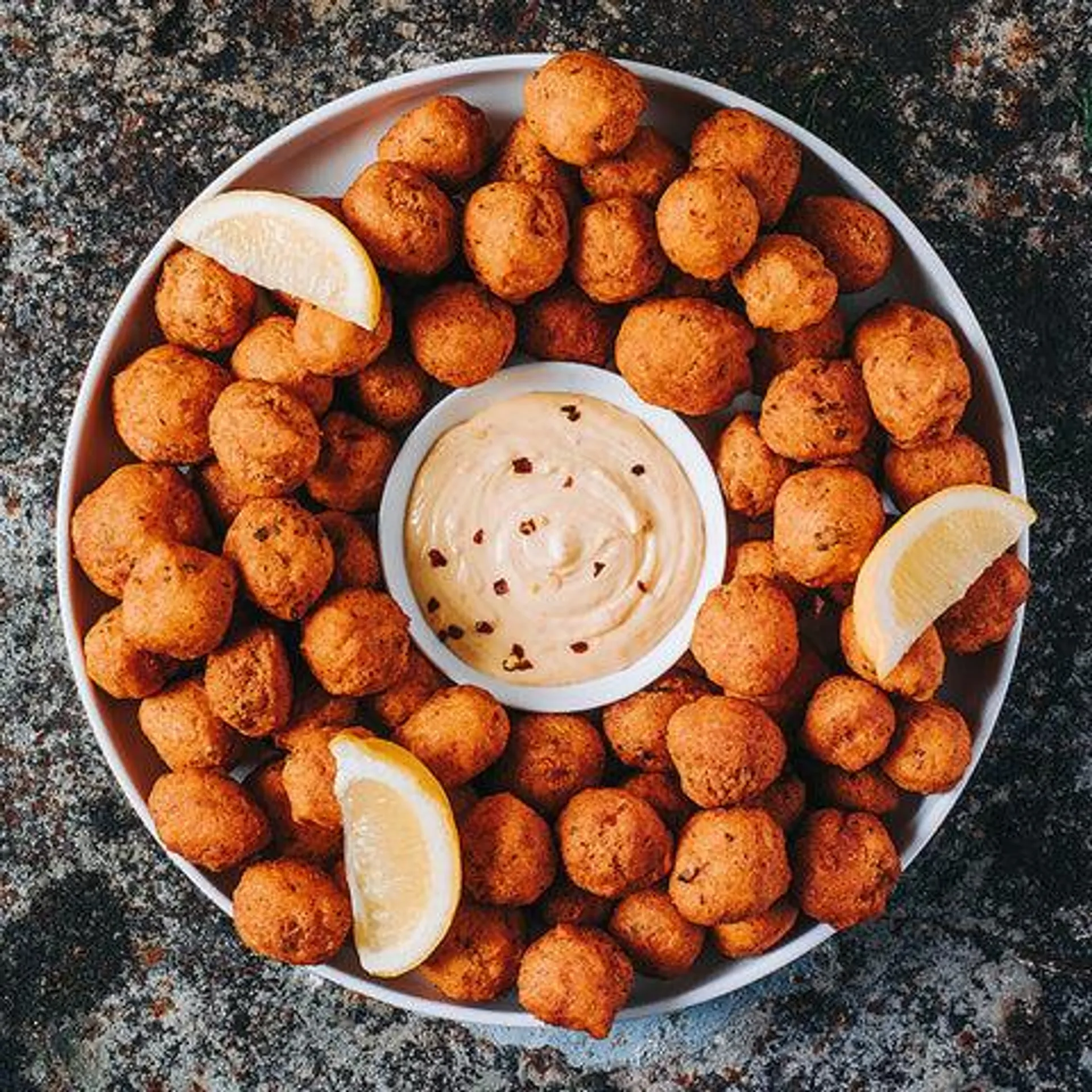 Plateau de beignets au saumon cajun