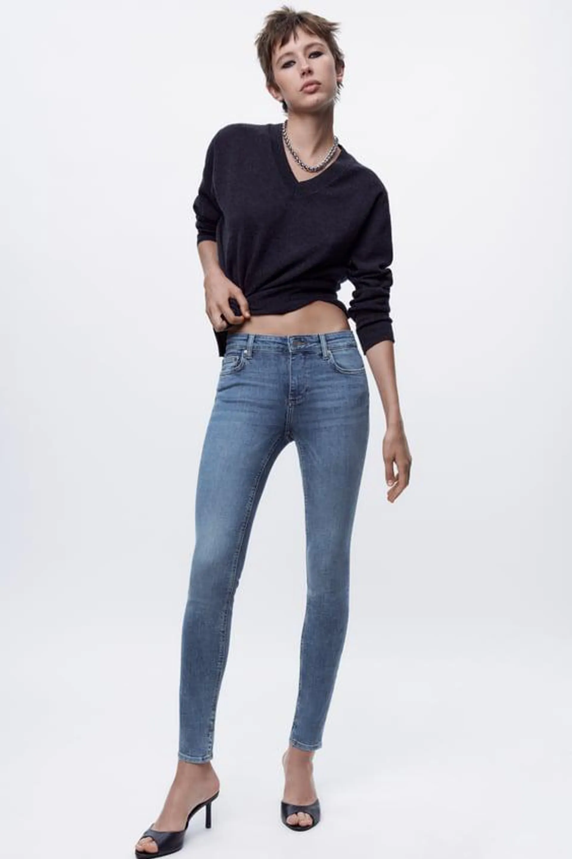 JEANS SKINNY TIRO MEDIO CONTOUR