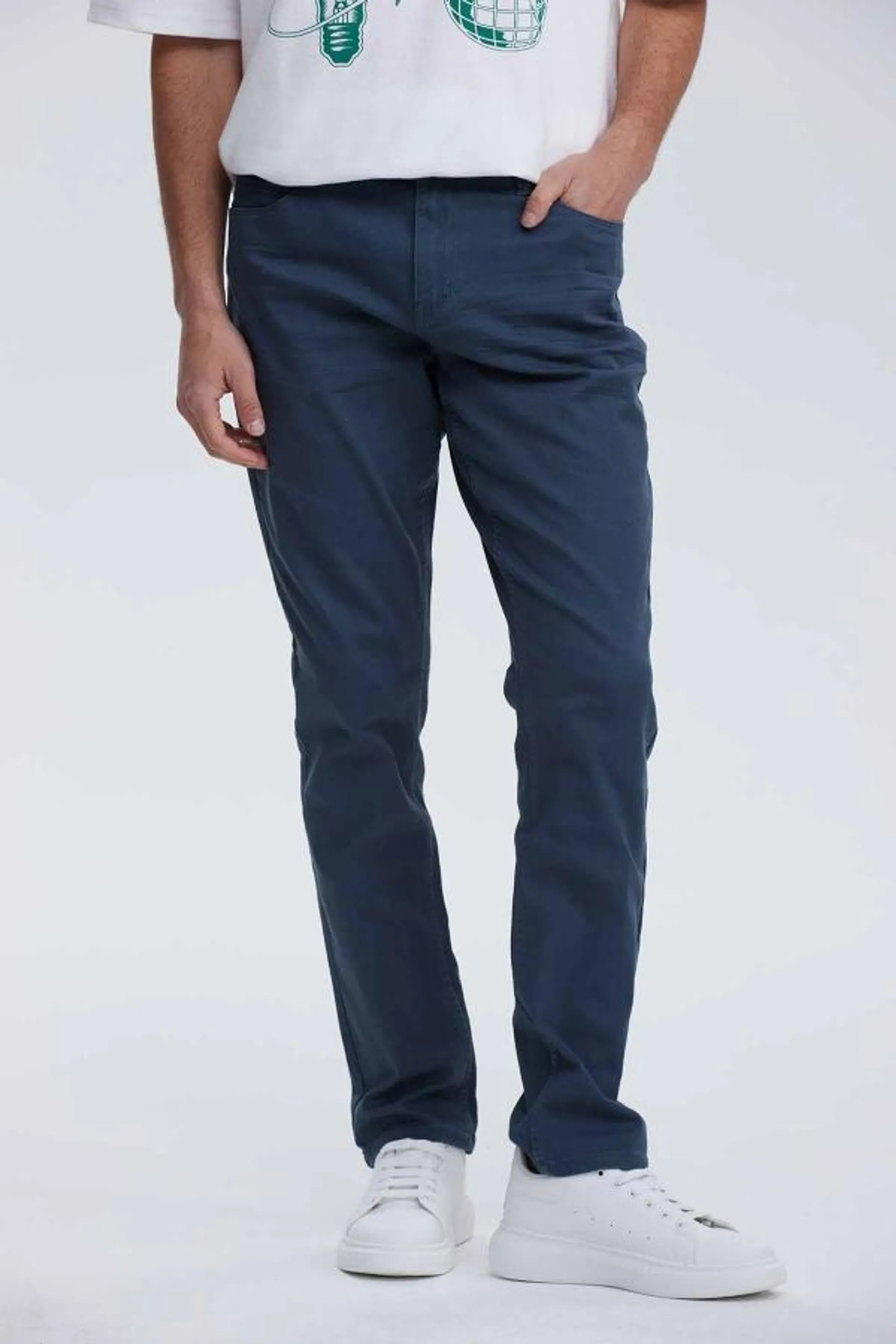 Jeans hombre slim color petroleo