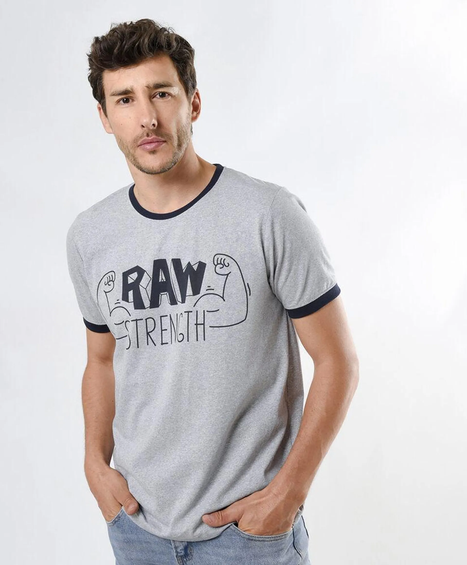 Polera hombre bicolor estampada frase