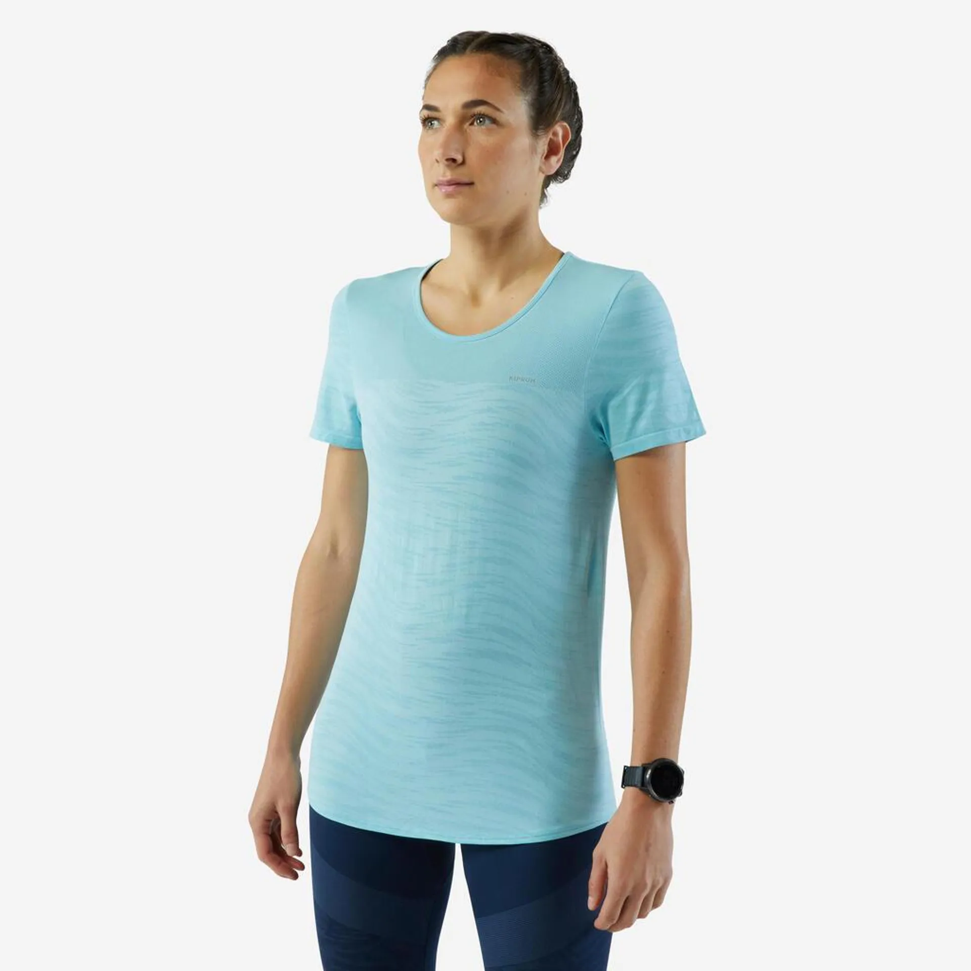 POLERA RUNNING Y TRAIL SIN COSTURAS MUJER KIPRUN RUN 500 CONFORT AZUL CLARO