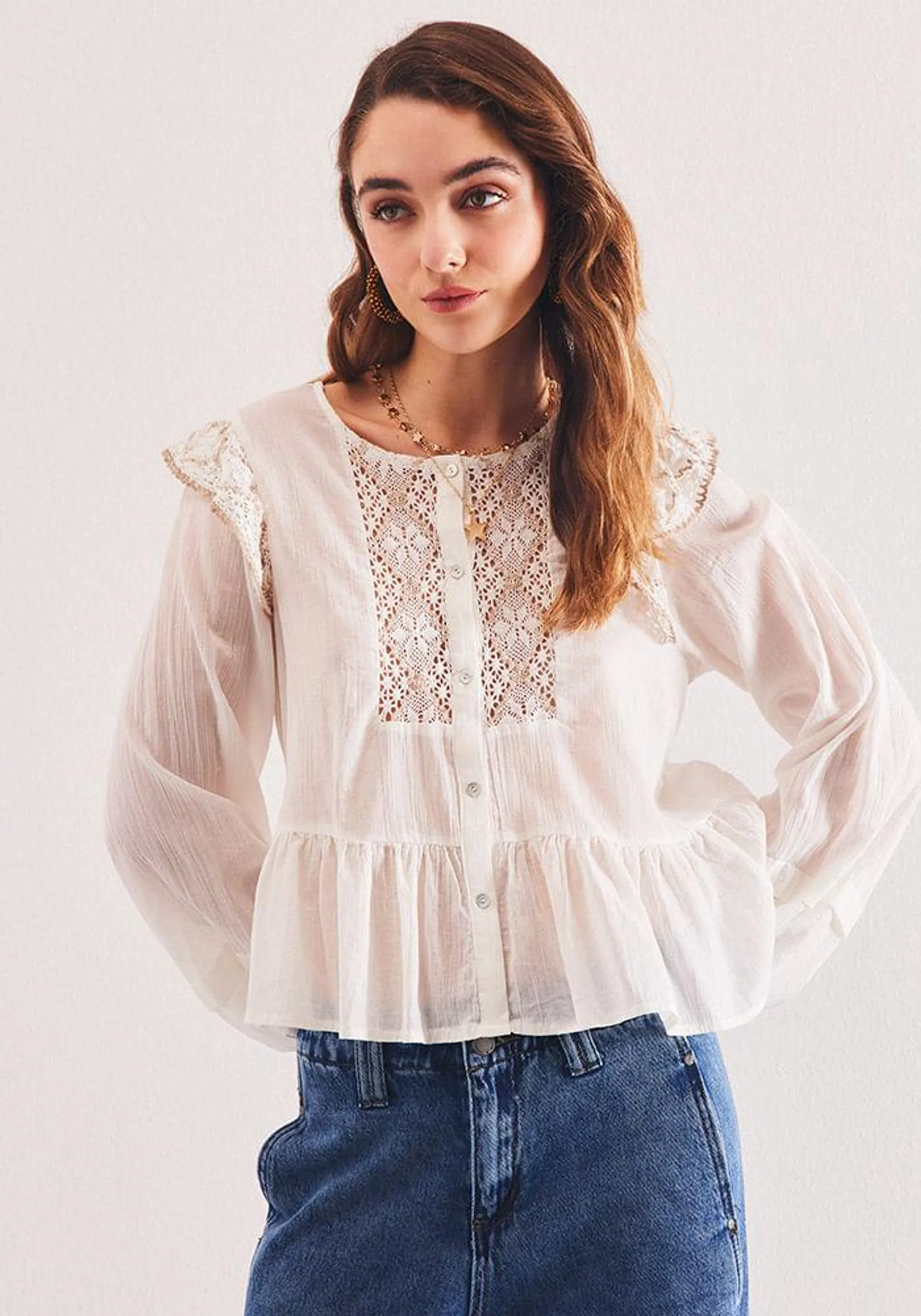 Blusa CON DETALLES DE MACRAME BORDADOS