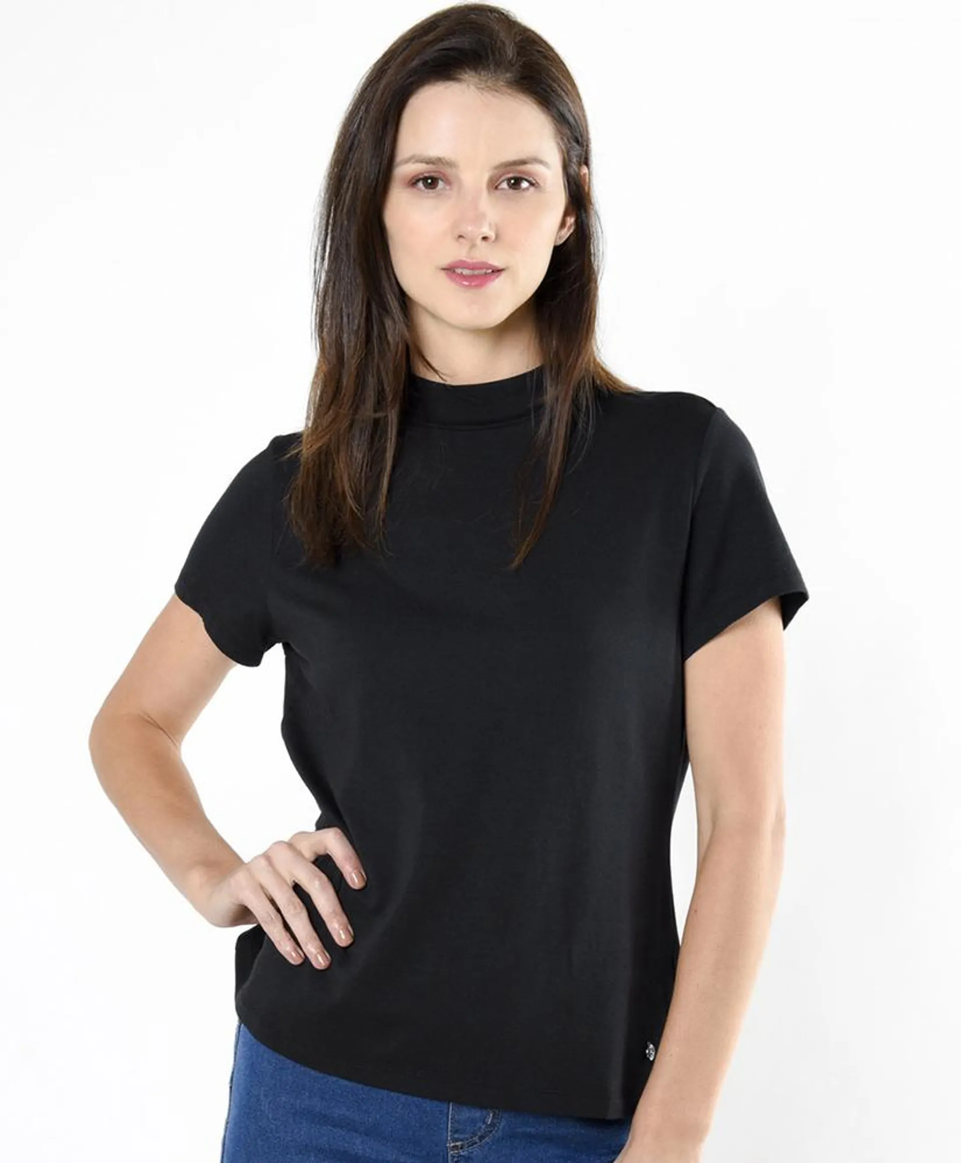 Polera mujer lisa básica cuello medio negra