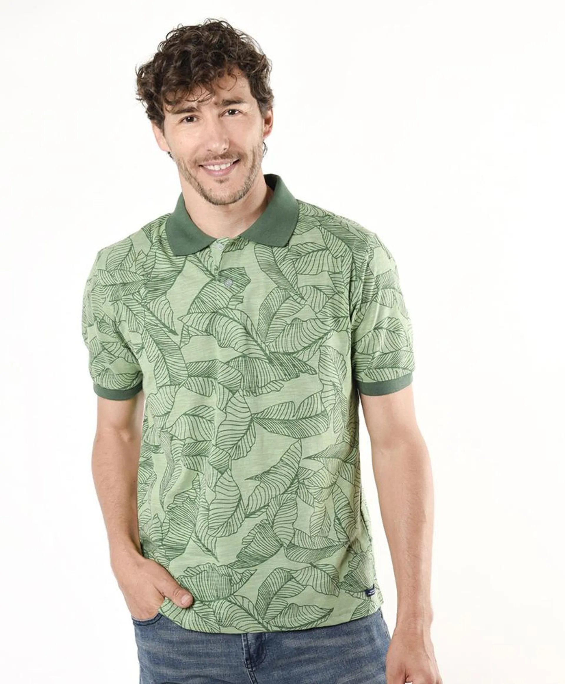 Polera hombre hojas verde cuello piqué