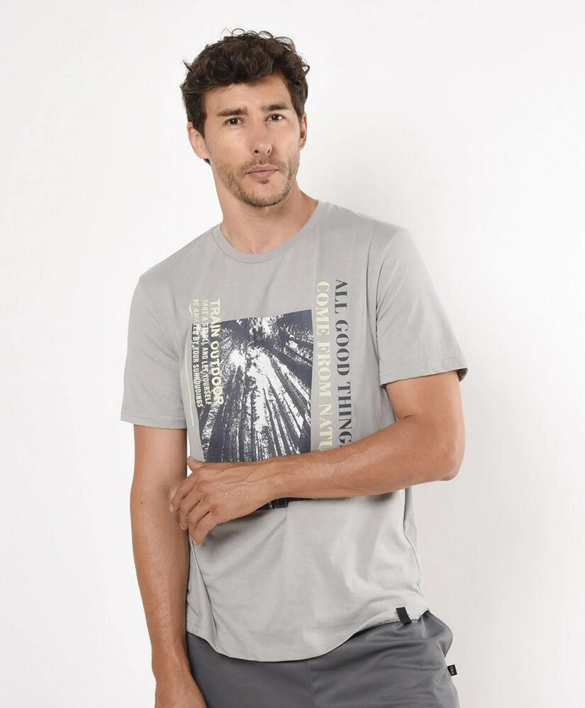 Polera deportiva hombre estampado bosque