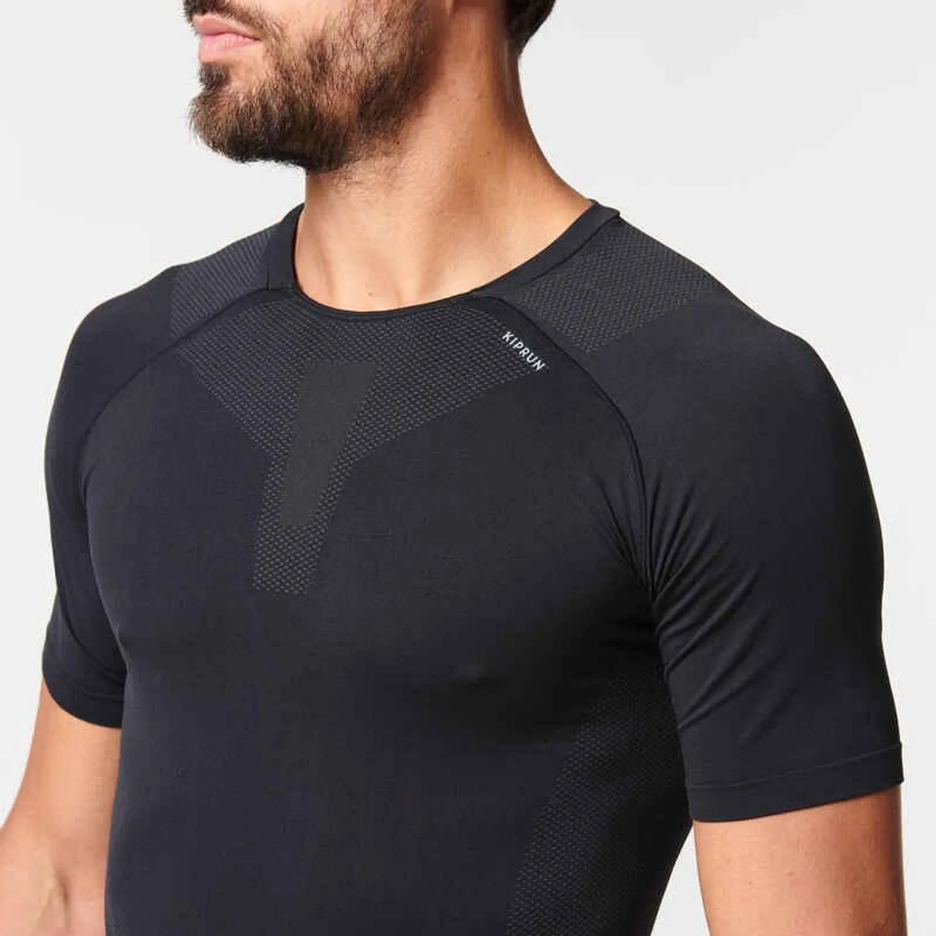 POLERA RUNNING HOMBRE SIN COSTURAS KIPRUN RUN 500 COMFORT SKIN NEGRO