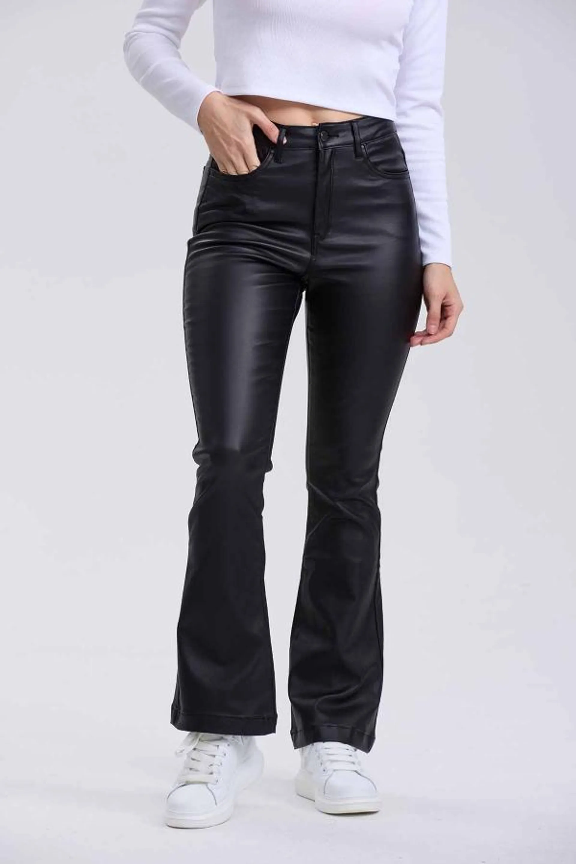 Jeans mujer efecto cuero flare negro