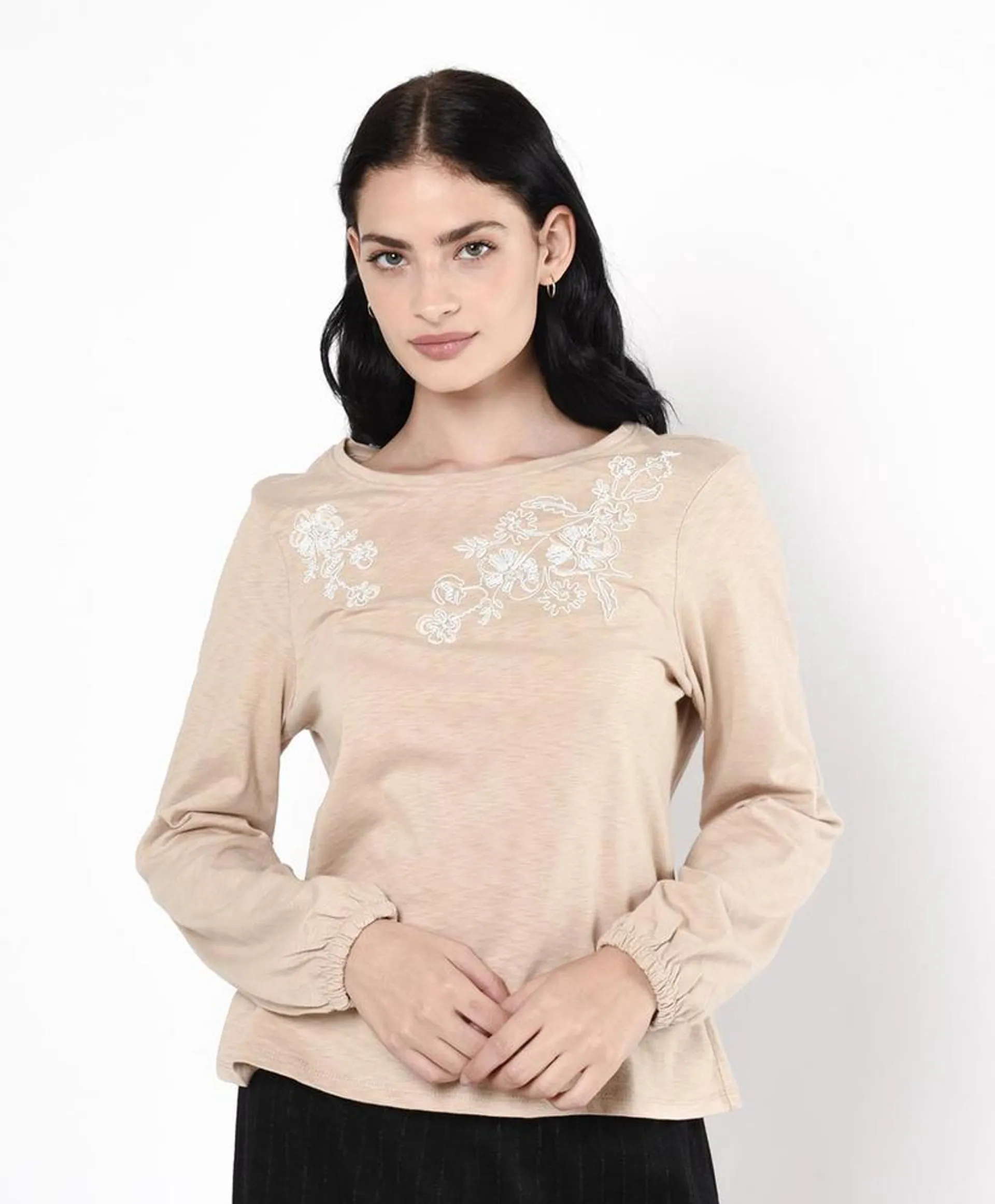 Polera mujer flores bordadas