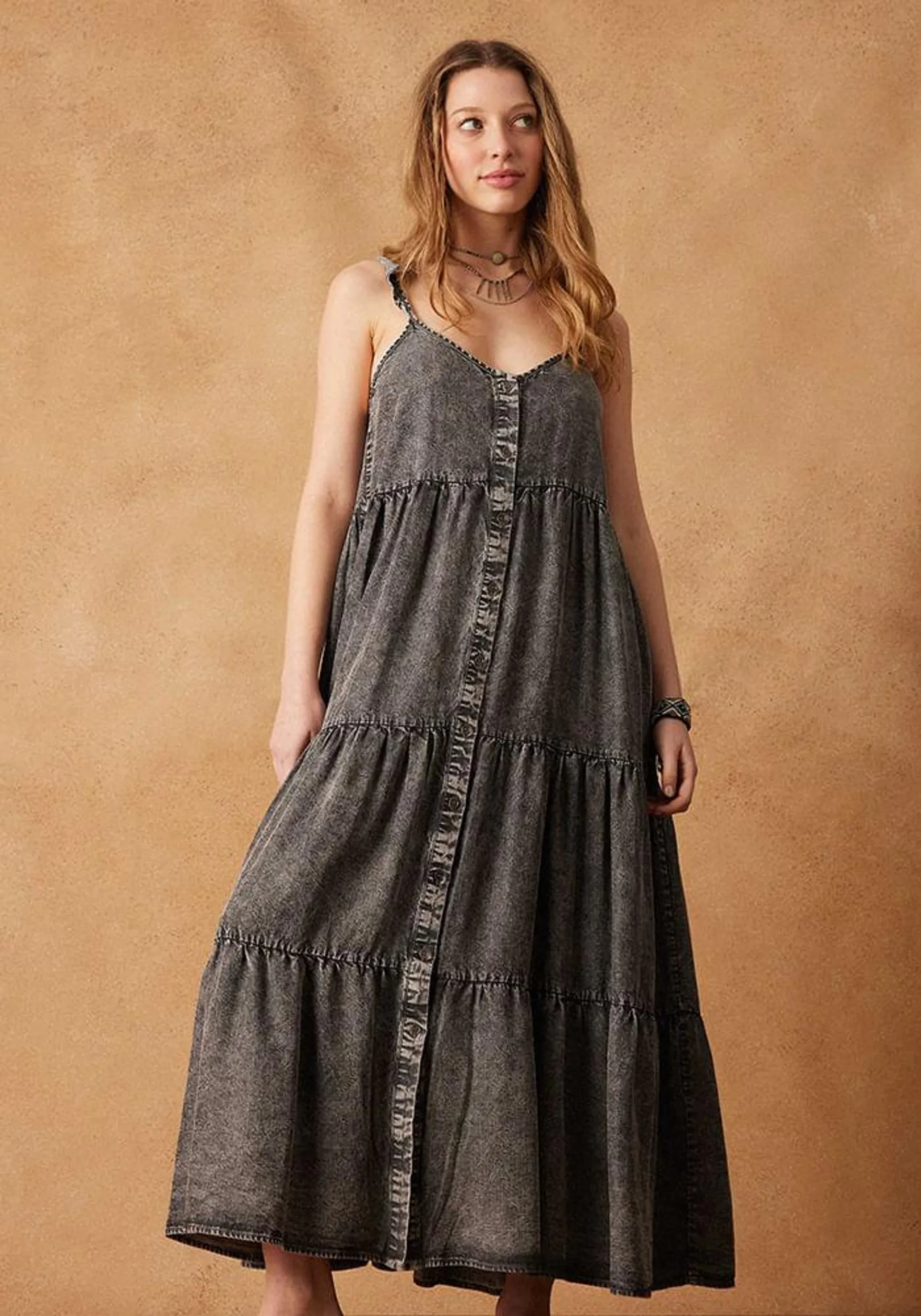 Vestido look denim con cortes y vuelos en tirantes