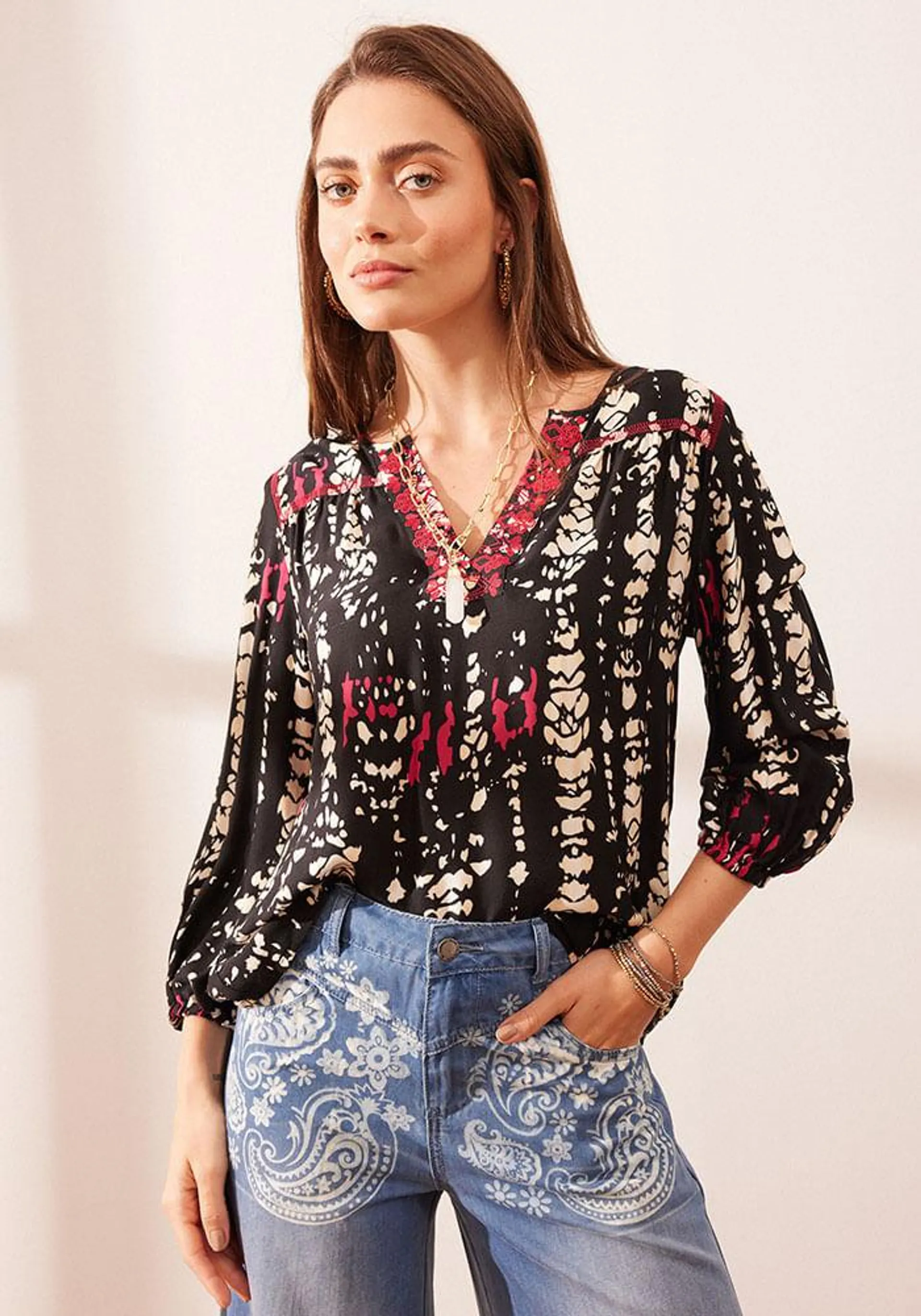 Blusa estampado con bordados en contratono