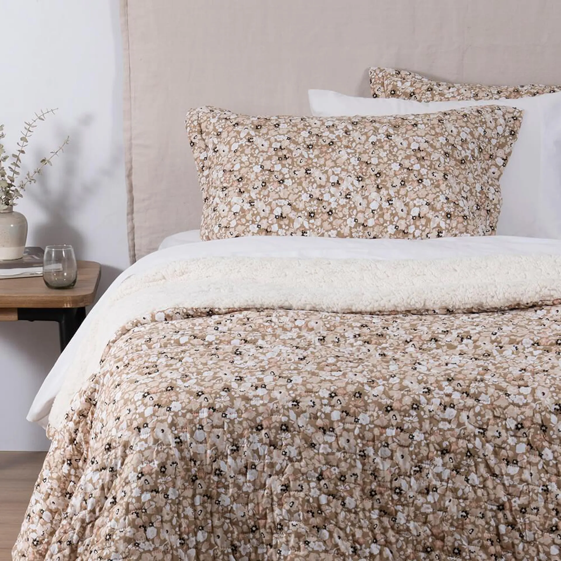 Cubrecama Quilt Estampado Sherpa Cottage 2 Plazas Beige