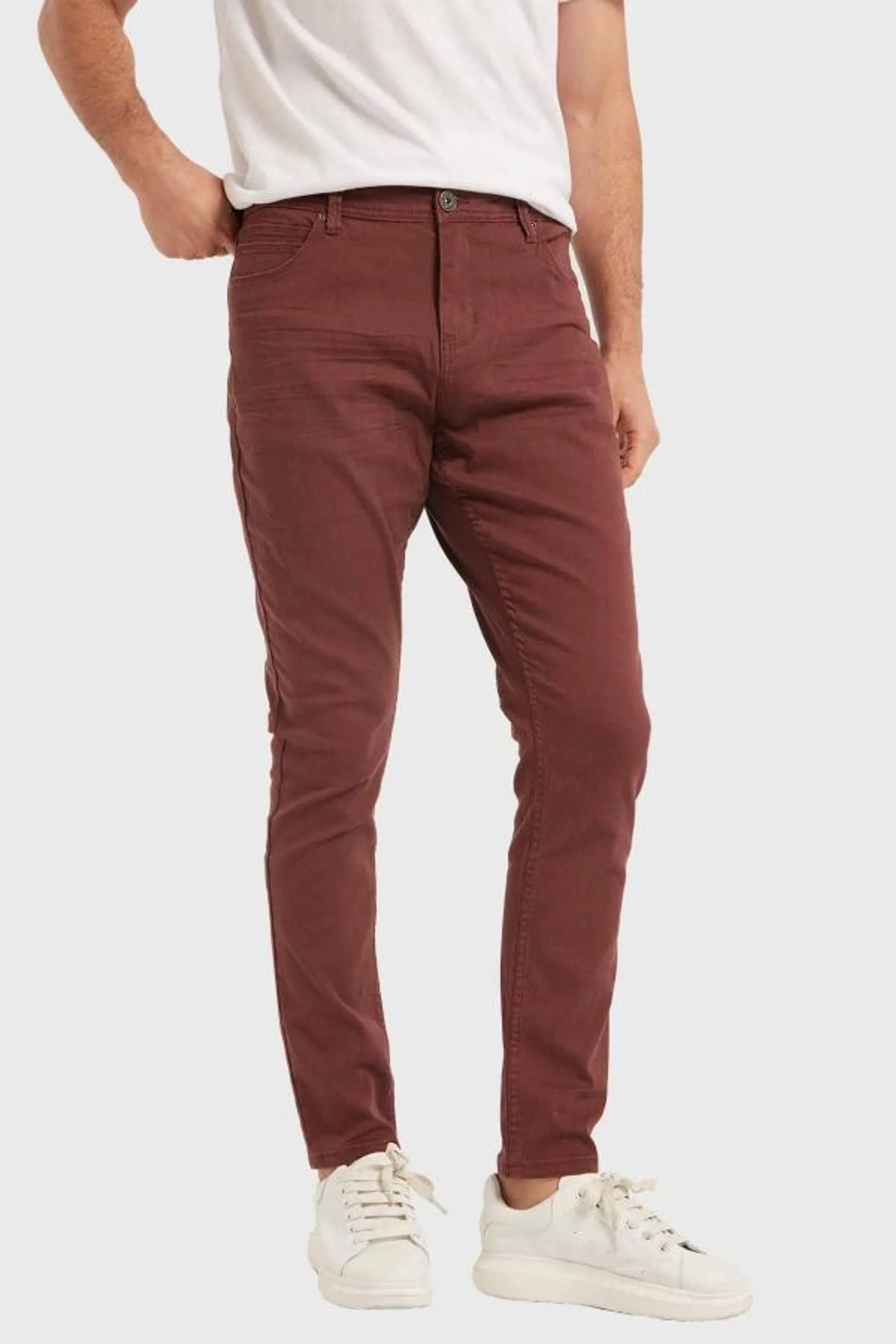 Jeans hombre slim color burdeo