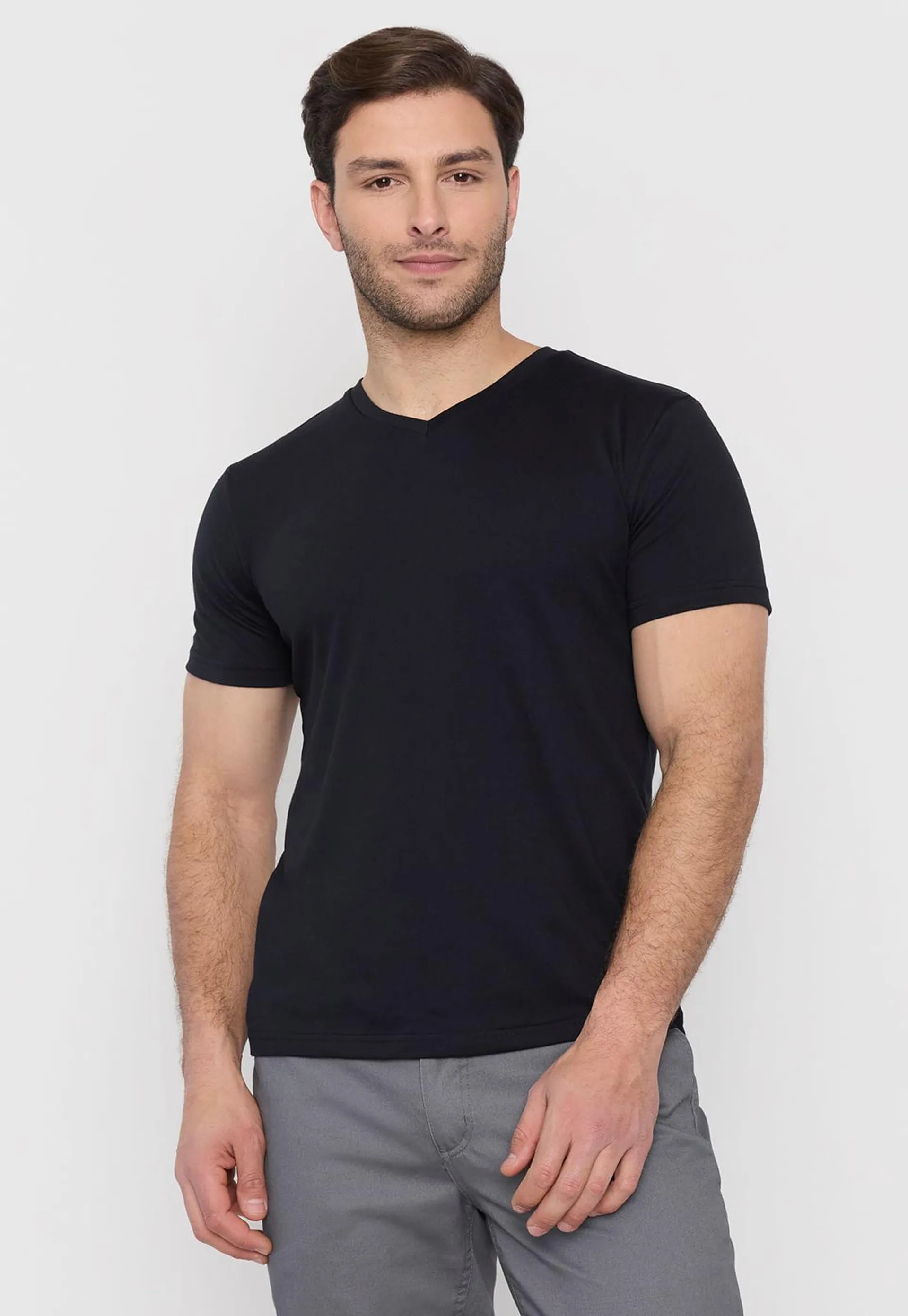 Polera Hombre Esencial Negro V-Neck