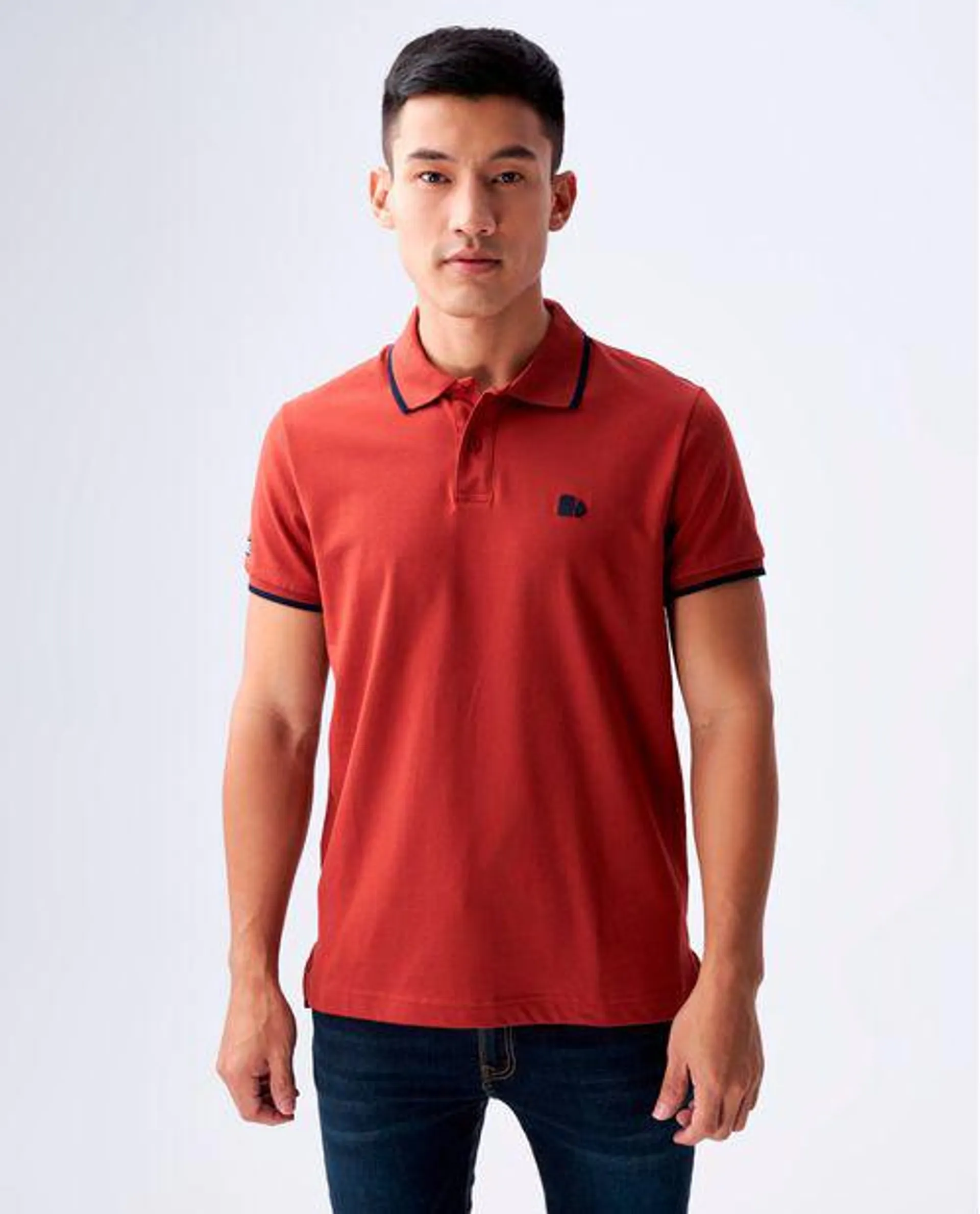 Camiseta tipo polo con líneas en contraste para hombre