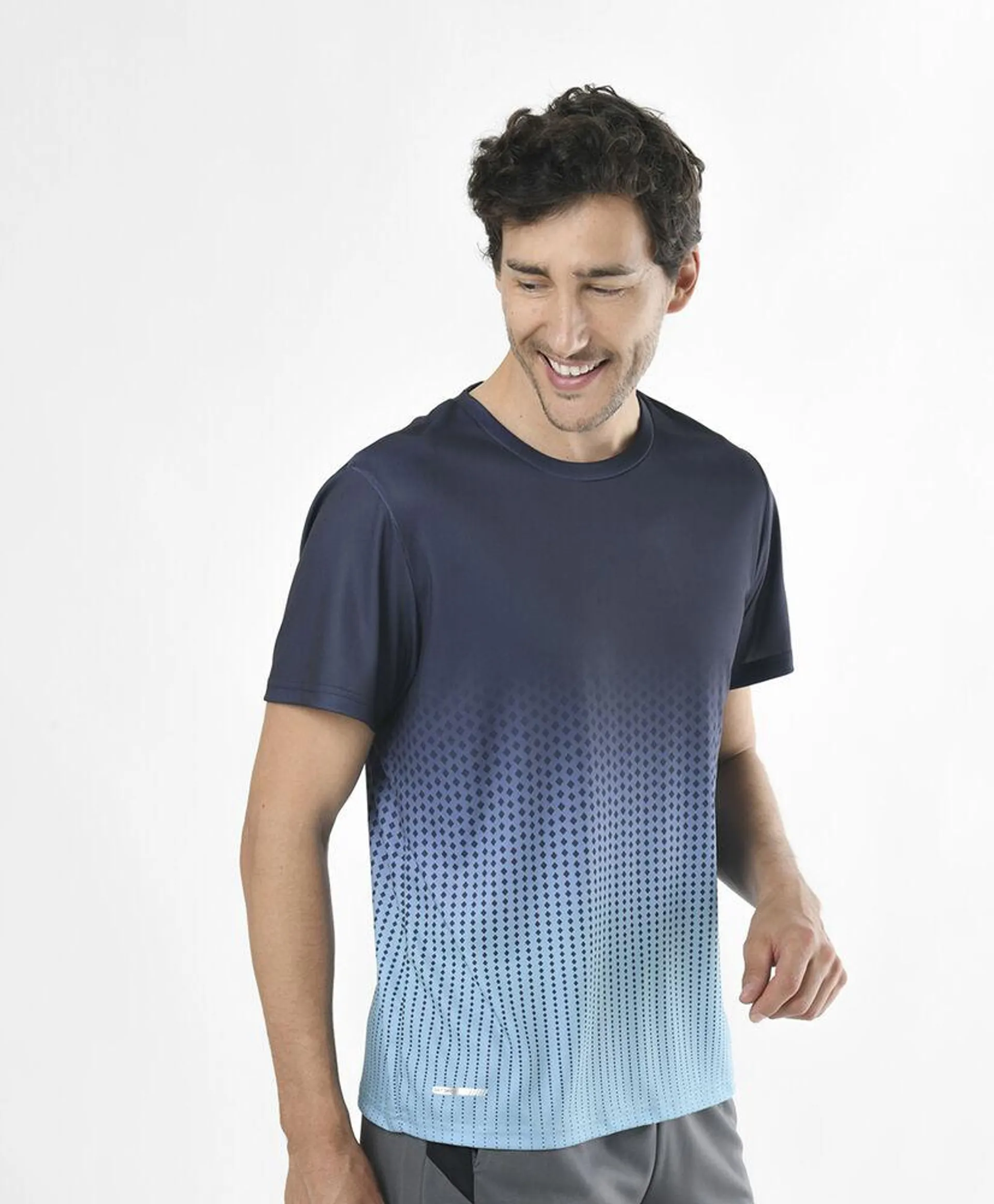 Polera deportiva hombre degradé rombos