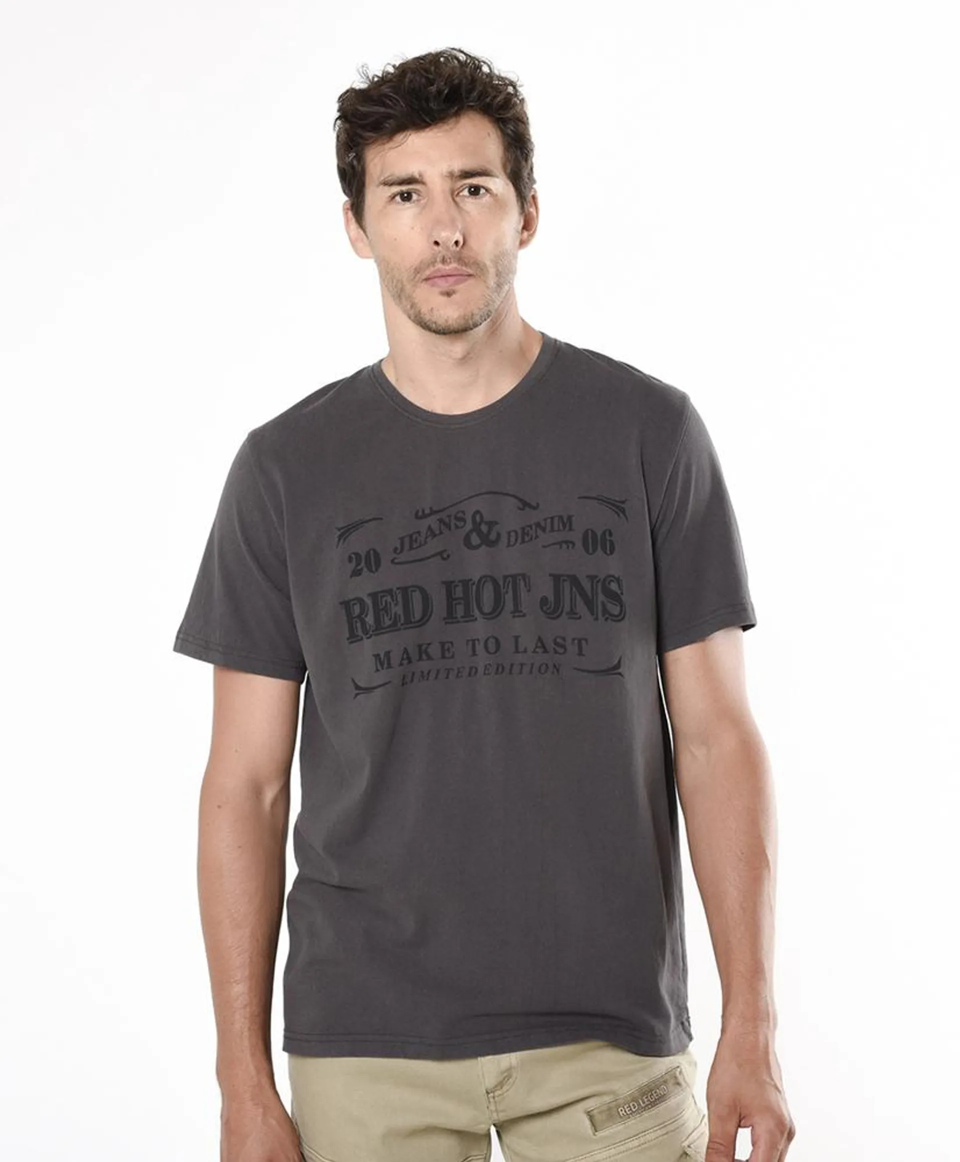 Polera hombre estampado red hot jeans