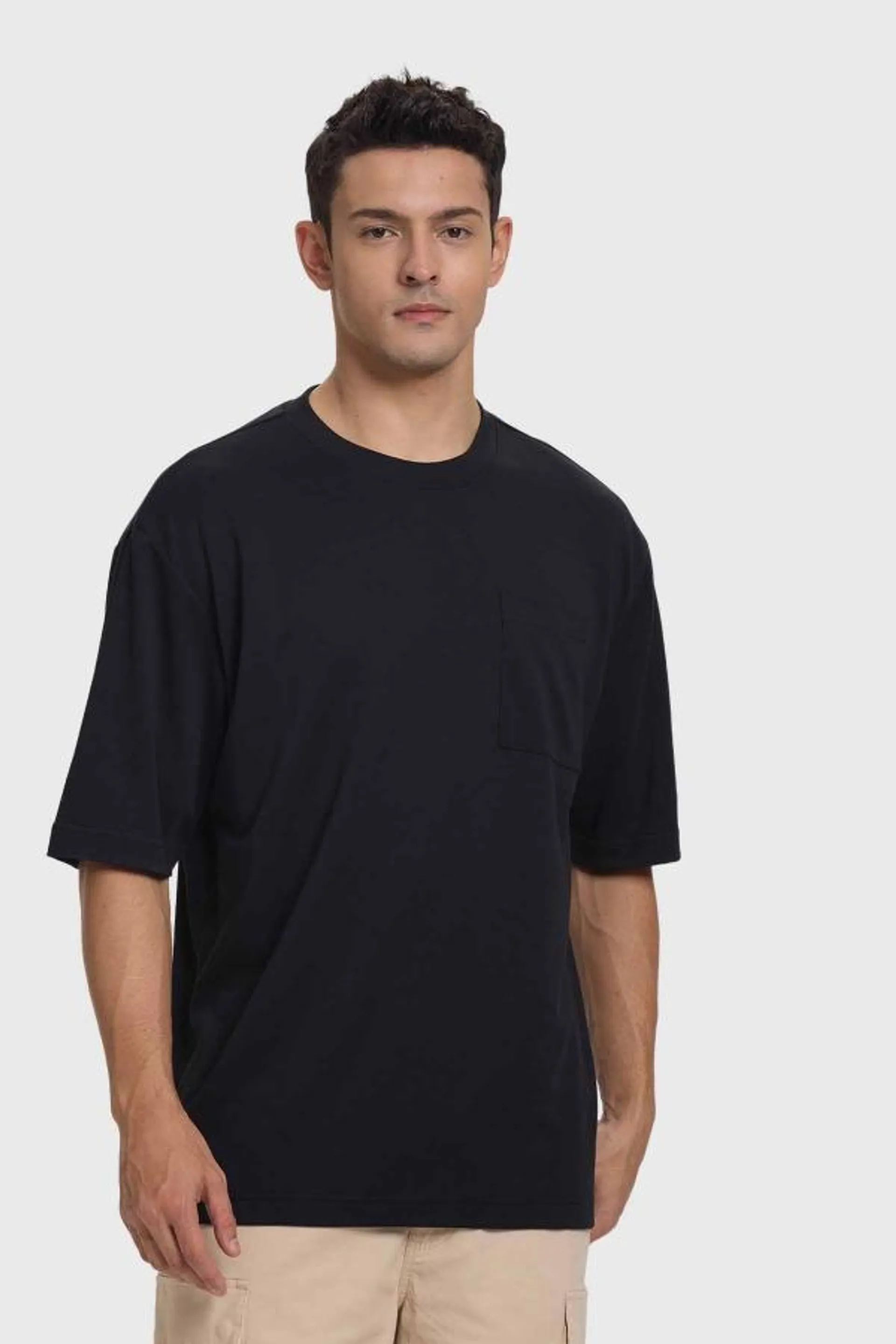 Polera hombre loose fit bolsillo negro