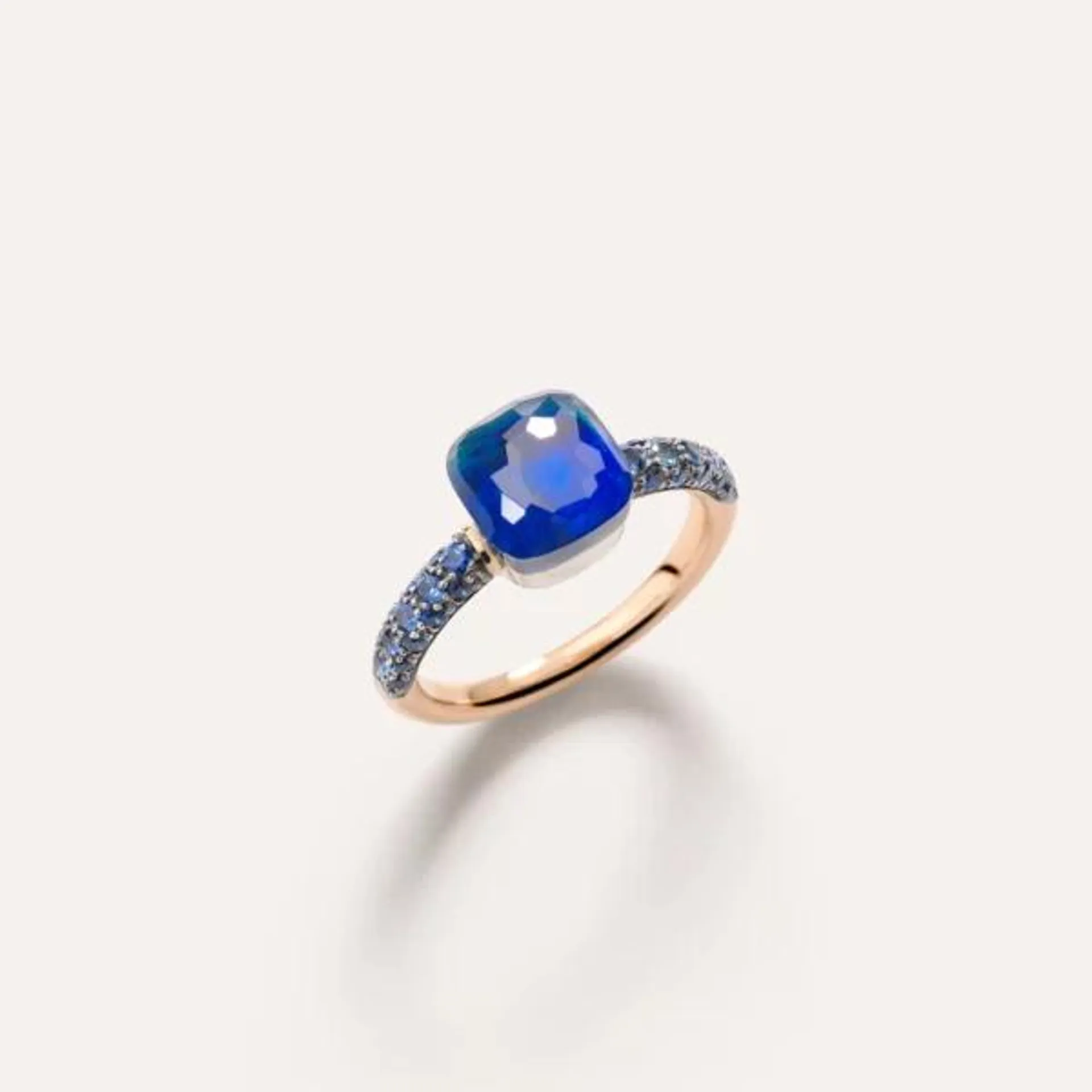 Anillo Pomellato Nudo Petit Oro Rosa 18k, Topacios London Blue, Lapizlásuli y Zafiros