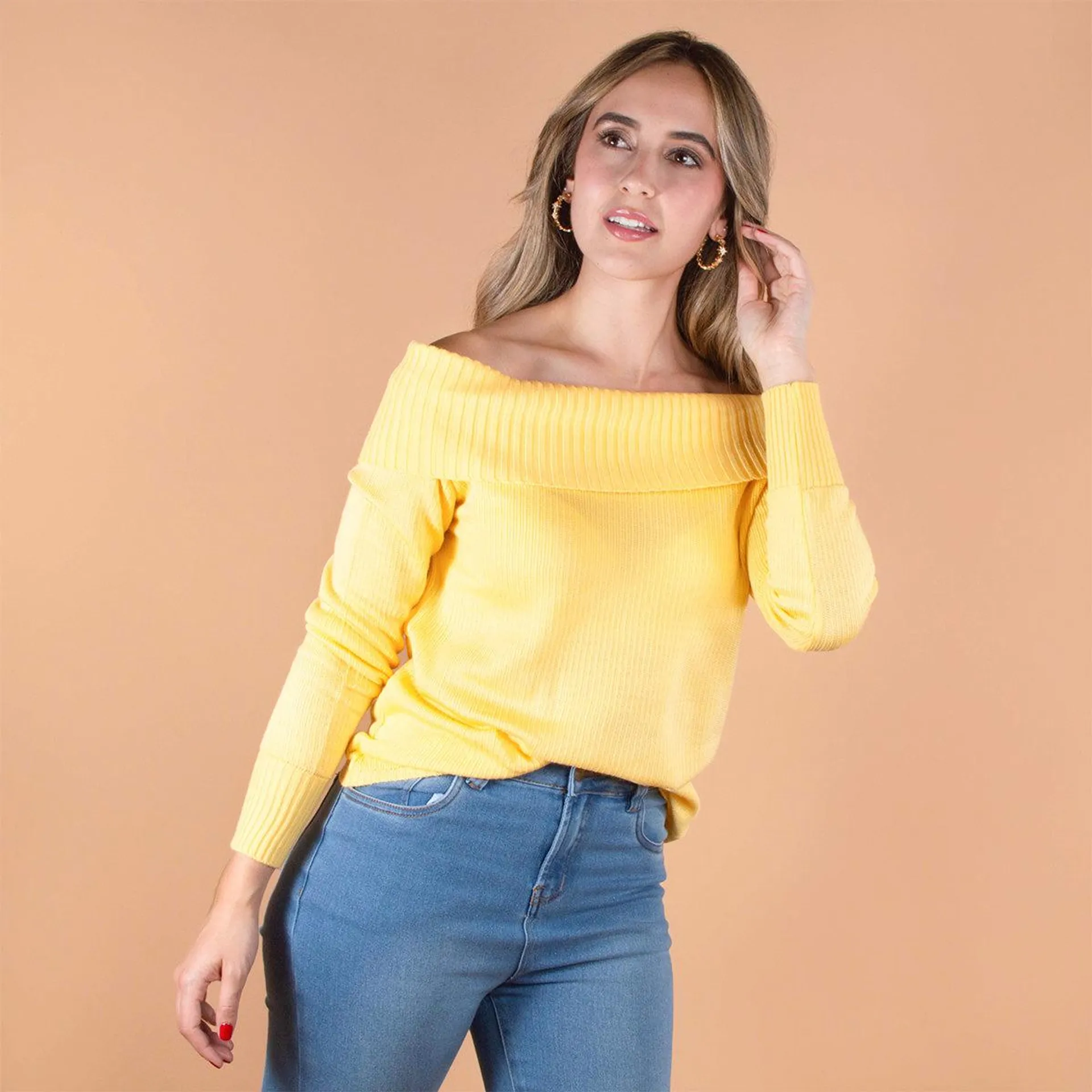 Buzo color amarillo con cuello en hombro 104313