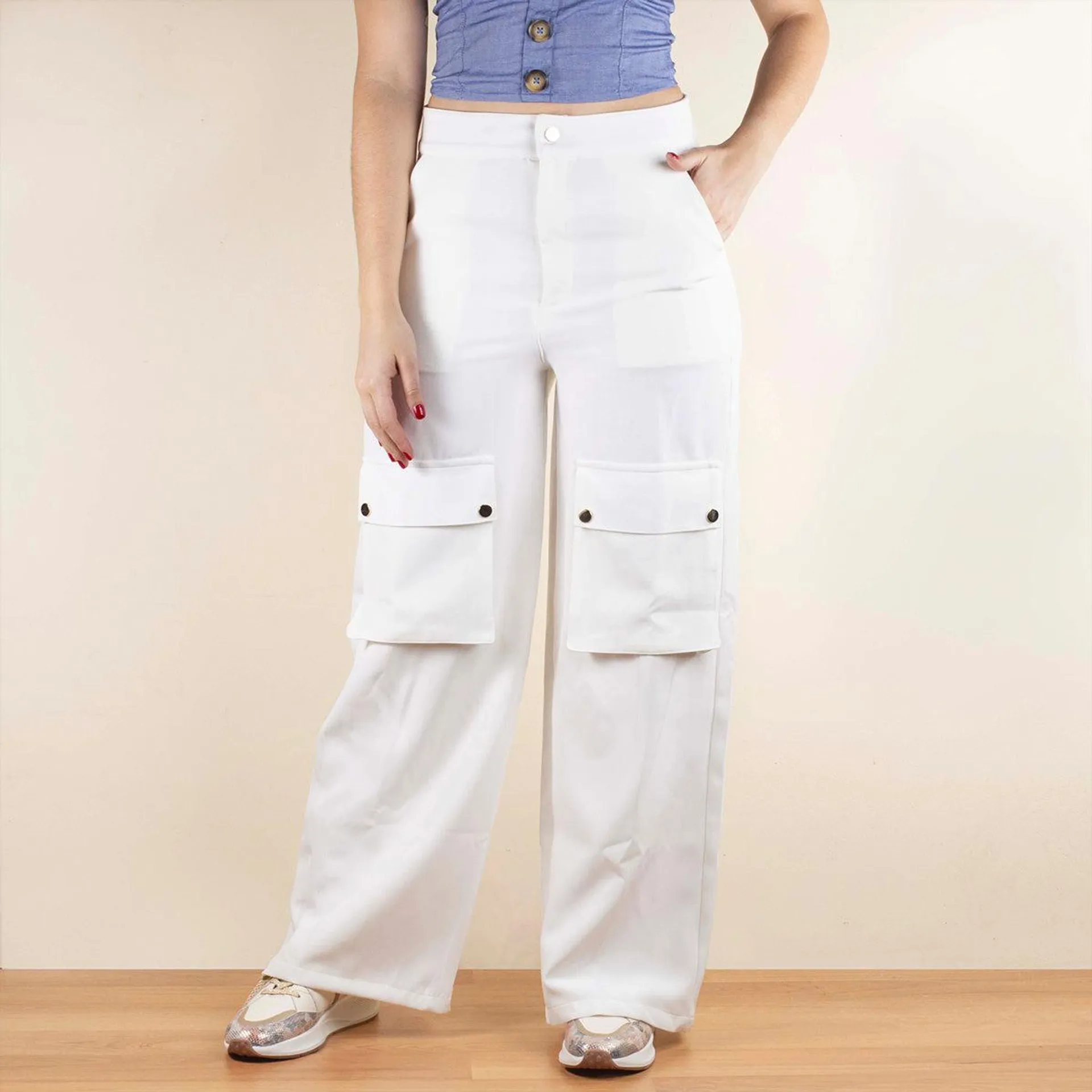 Pantalones casuales color blanco en bota recta