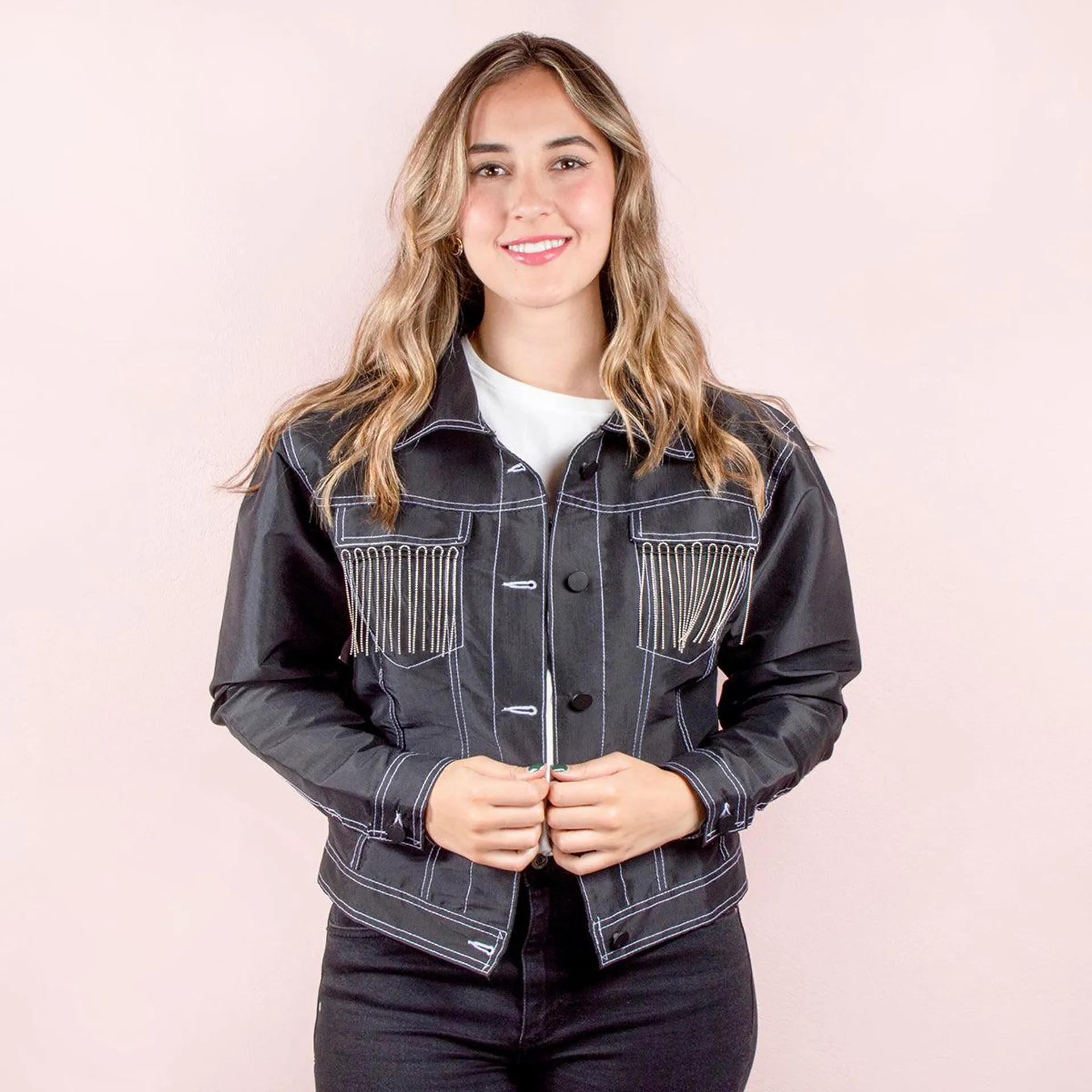 Chaqueta color negro con flecos en bolsillos