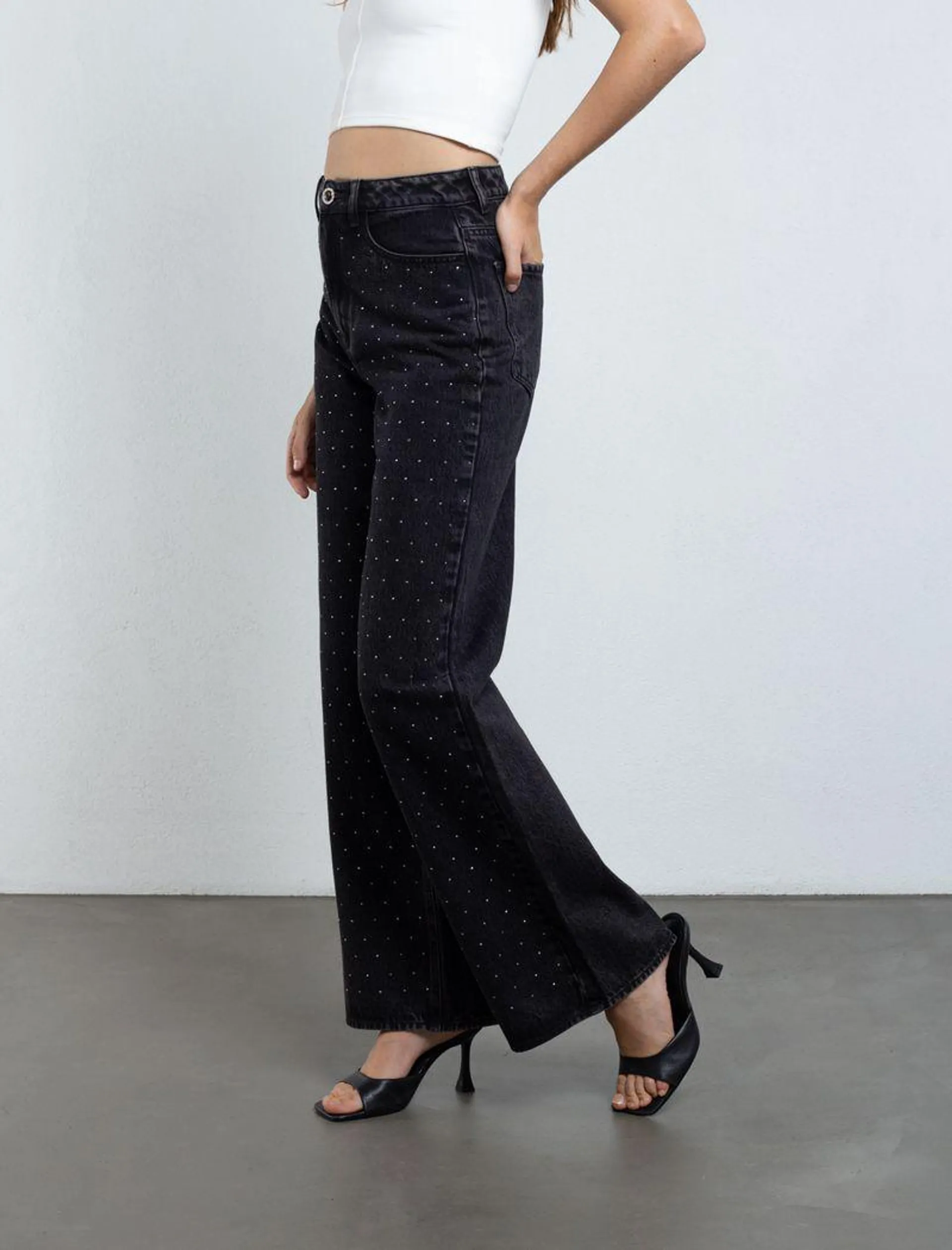 Jean en black denim con apliques