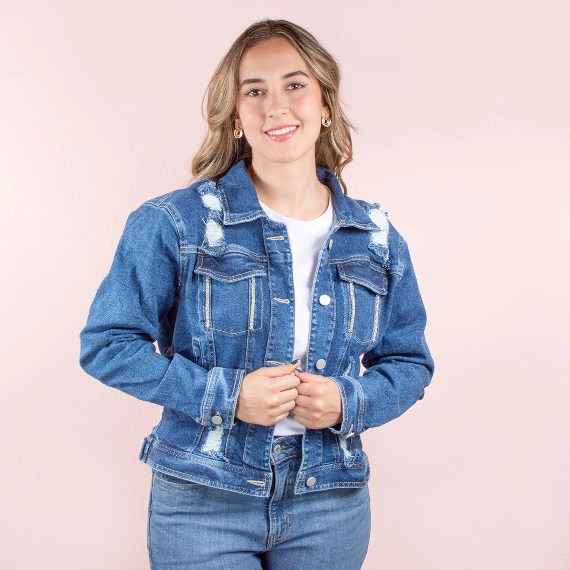 Chaqueta de jean color azul con desgastes