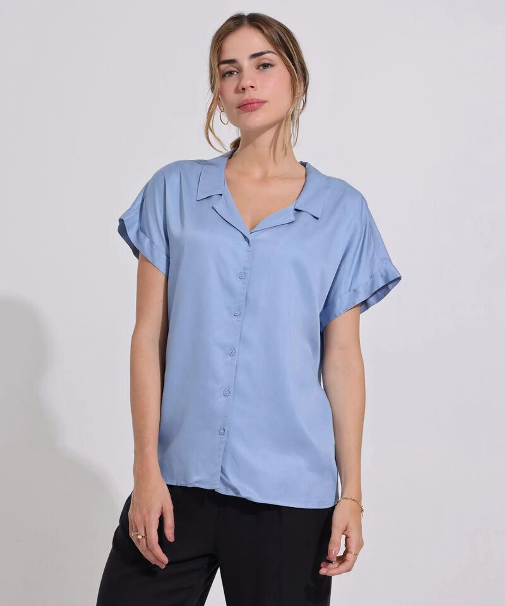 Camisa Unicolor, Manga Corta Con Guardapolvos, Cuello Sport Y Botonadura Beige