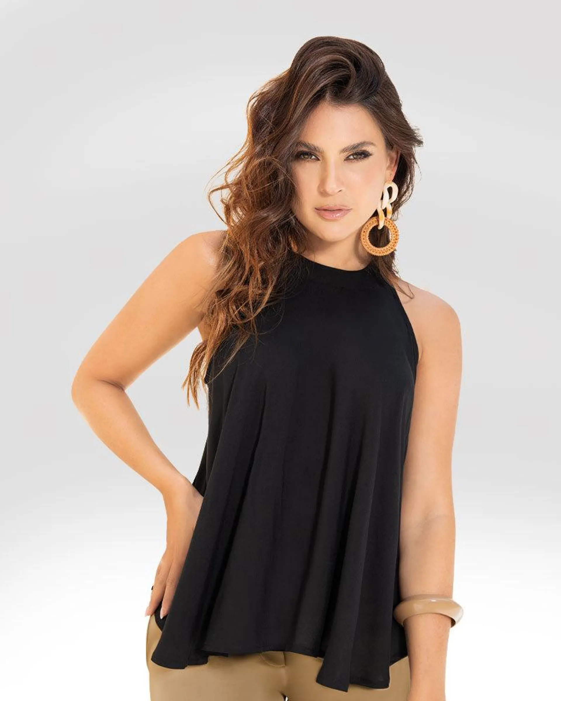 Blusa Elaborada en chalis. Silueta amplia. Tejido plano.