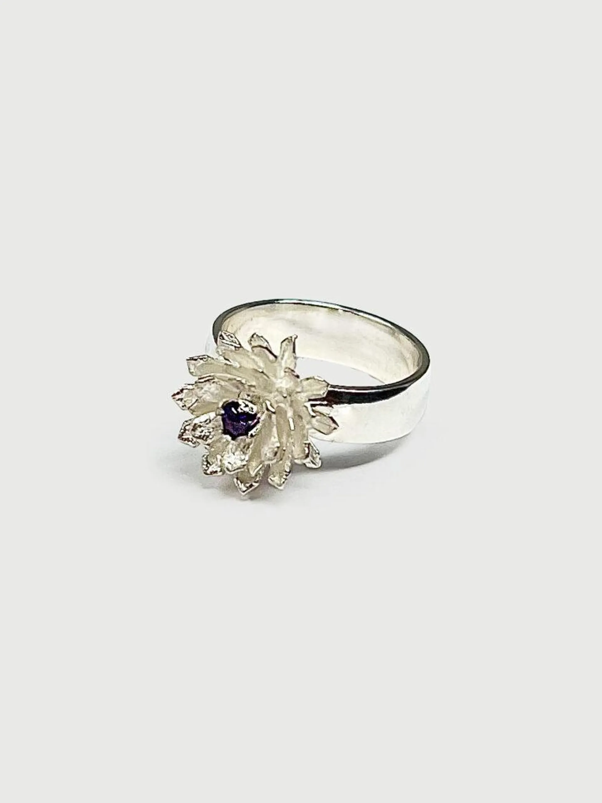 Anillo frailejón plata y amatista